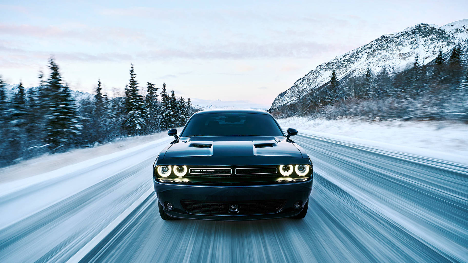 2017 blå Dodge Challenger om vinteren Bakgrunner