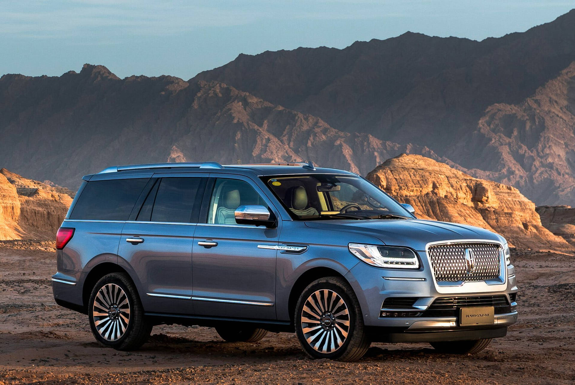 2018 Lincoln Navigator på fjellsiden — Kule biler GIF Bakgrunner