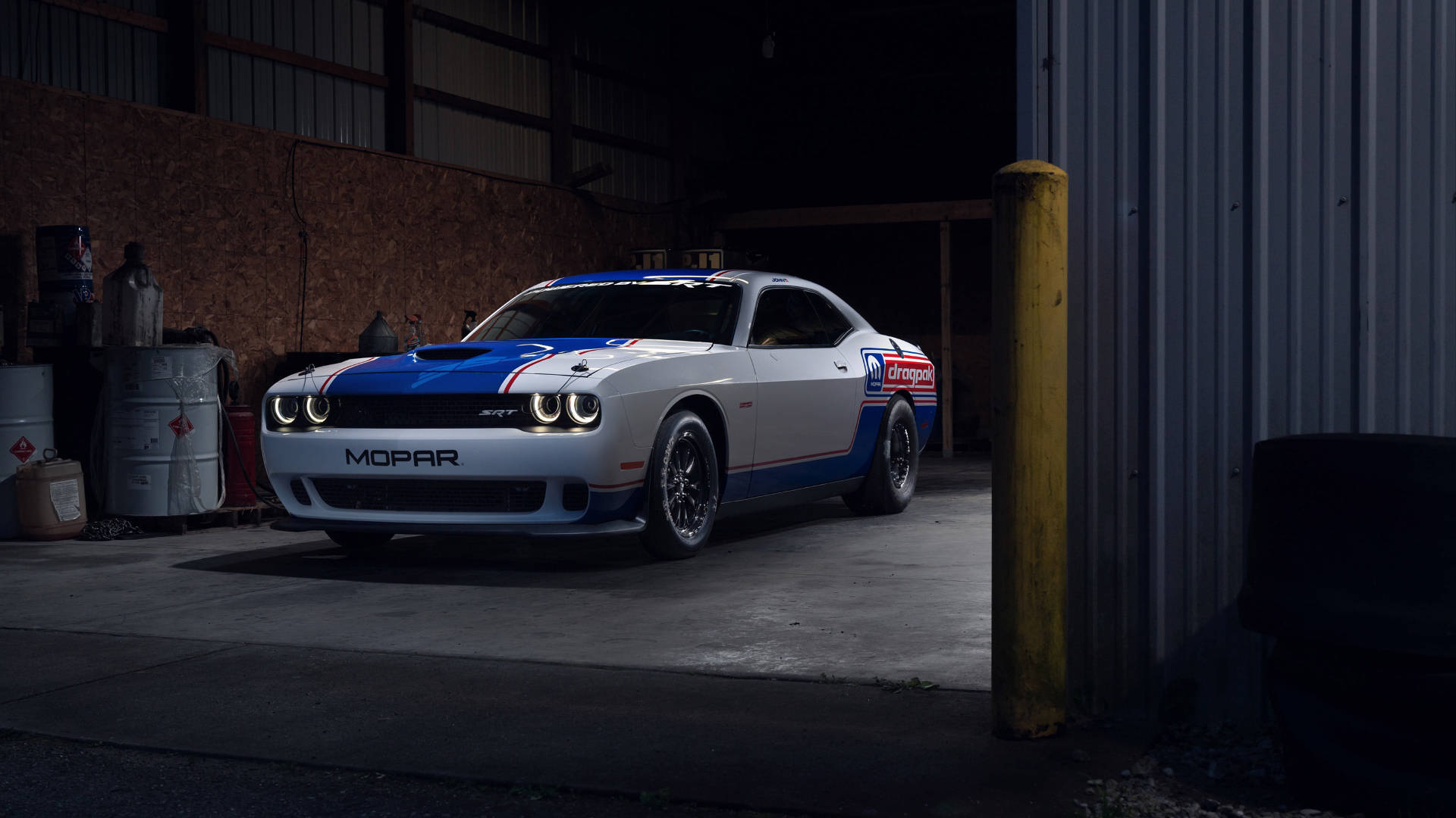 2021 Hvit og blå Dodge Challenger Bakgrunner