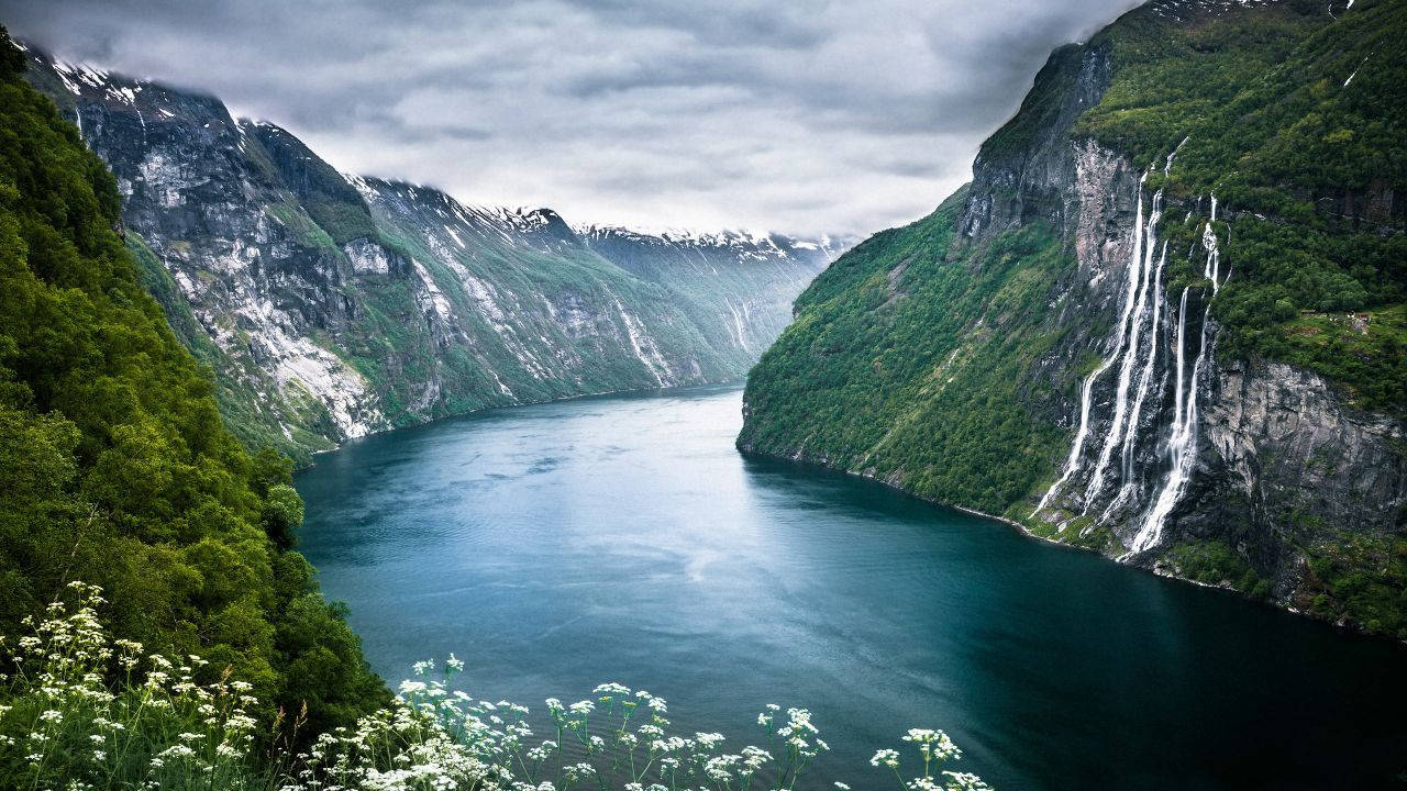 4K Natur Elv Under Skyet Himmel Bakgrunner