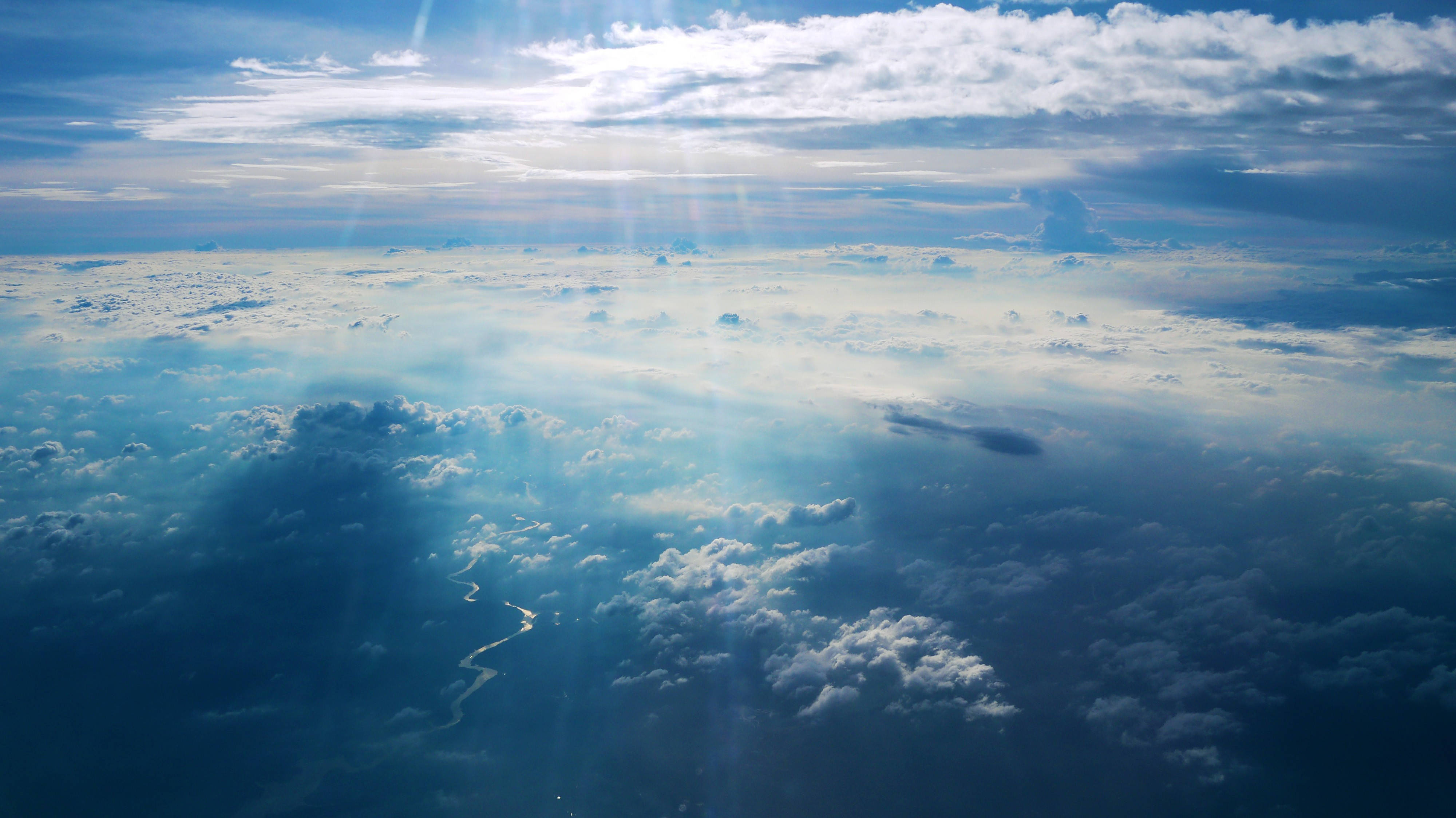 4K Sky Layers med solstråler Bakgrunner