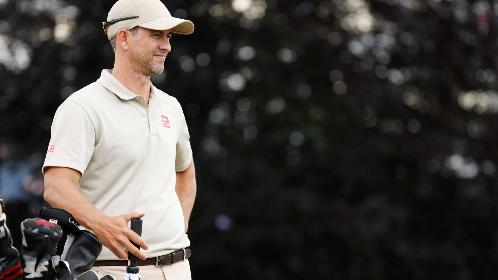 Adam Scott i beige antrekk Bakgrunner