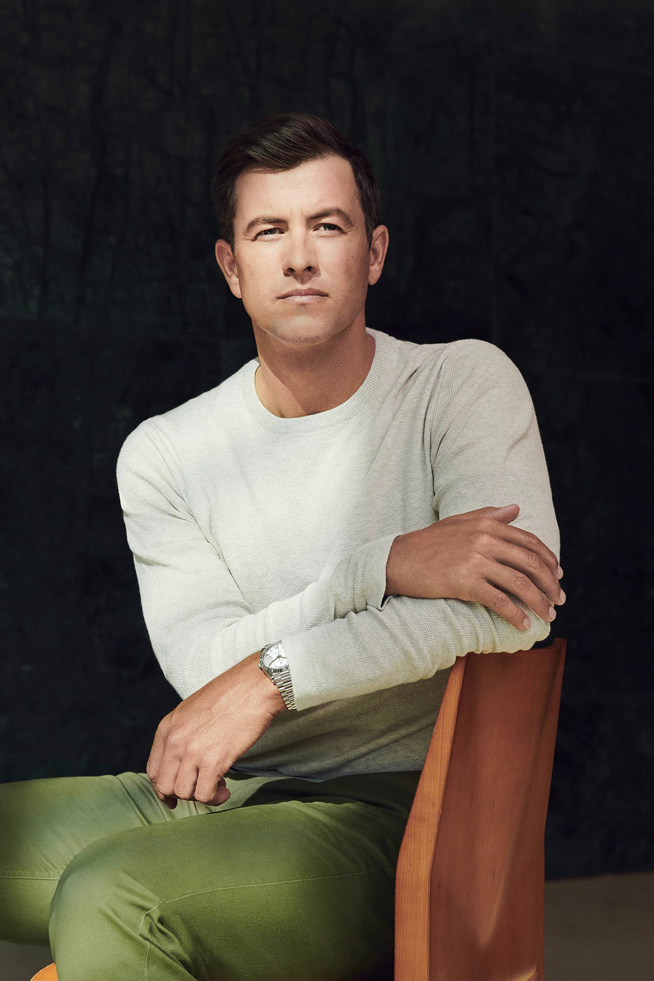 Adam Scott på en stol Bakgrunner