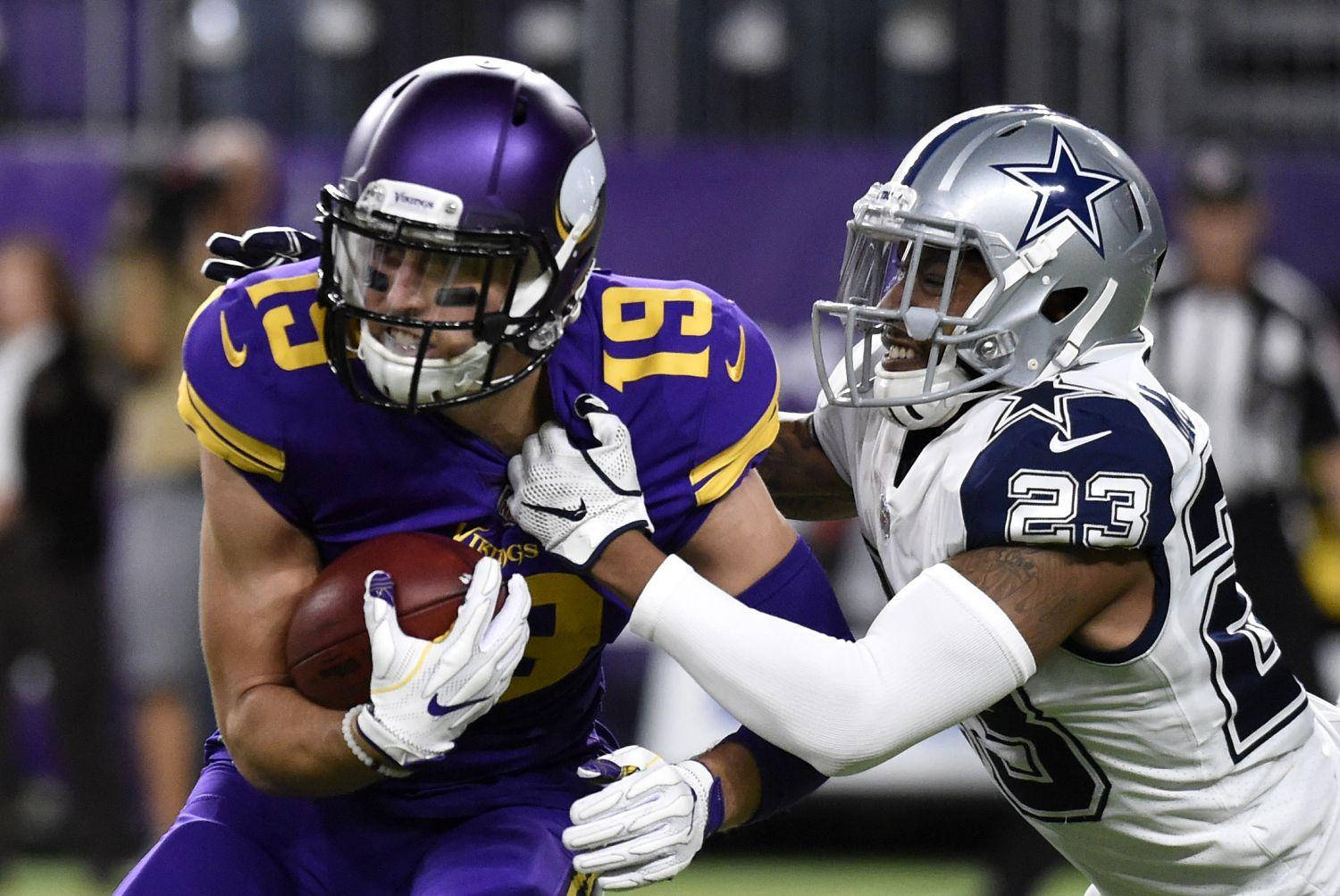 Adam Thielen Kraftfull Wide Receiver Bakgrunner