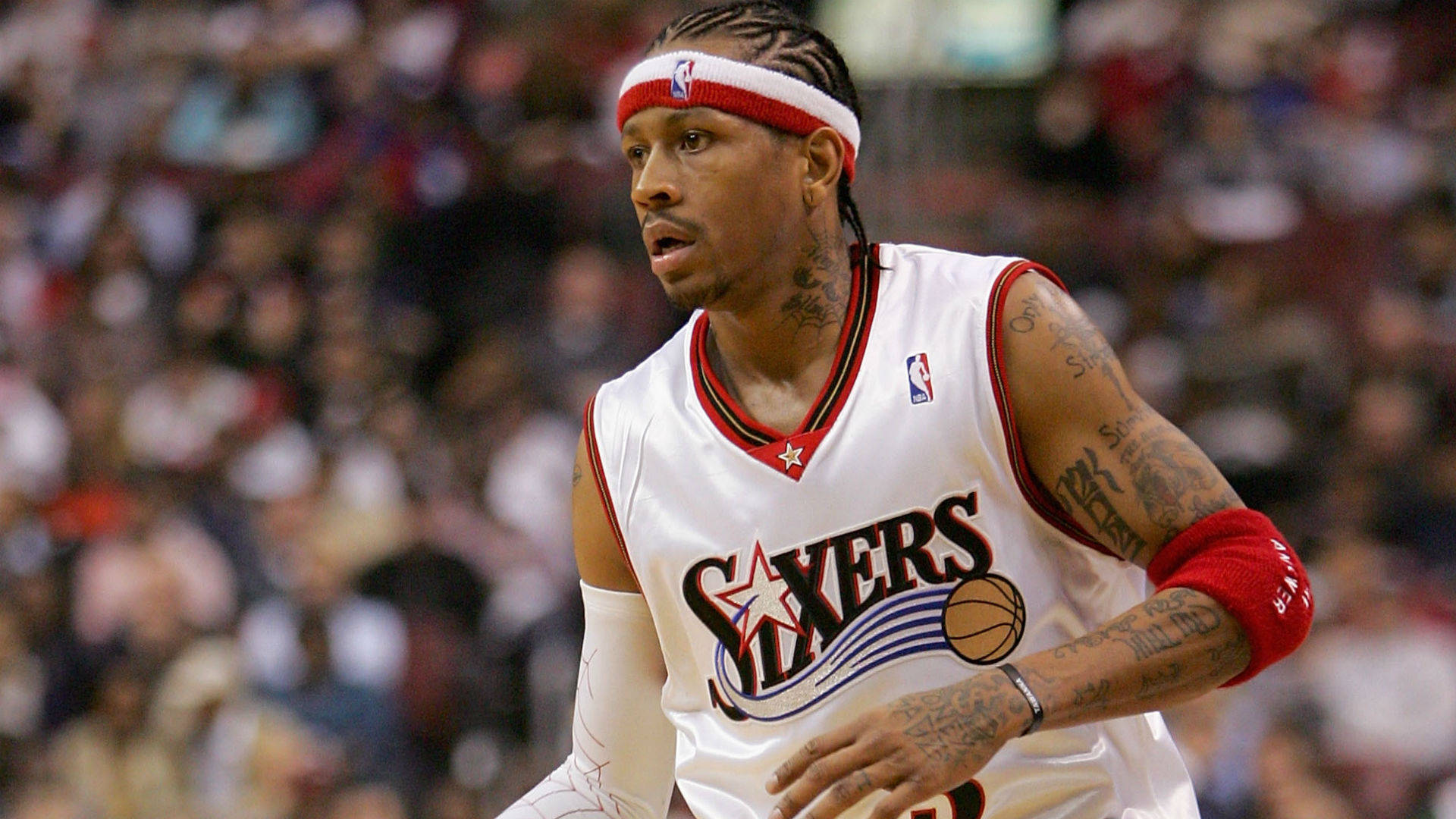 Allen Iverson med uklar folkemengde i bakgrunnen Bakgrunner