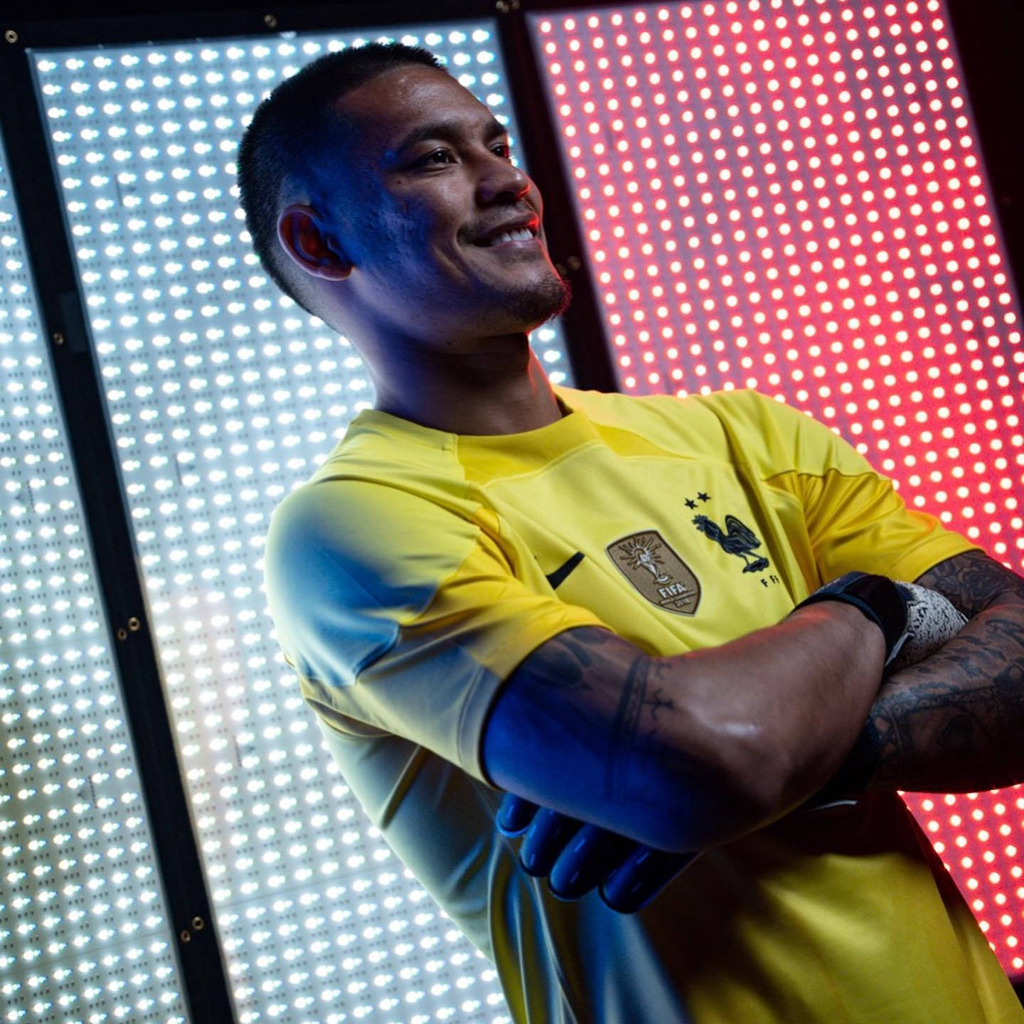 Alphonse Areola med armene i kors Bakgrunner