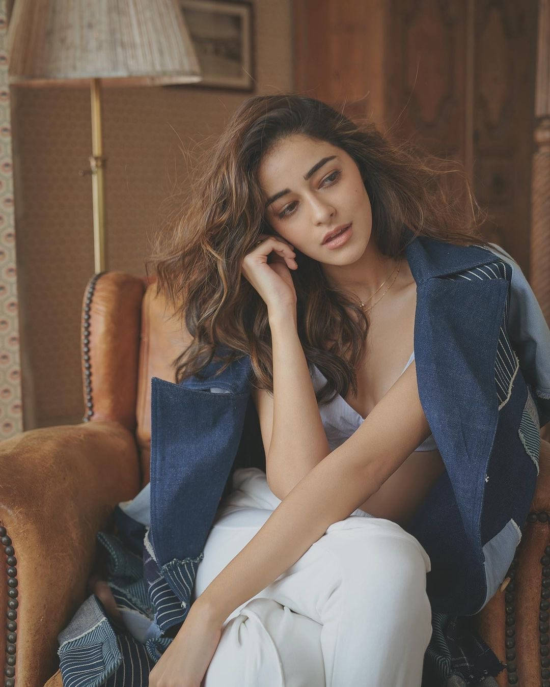 Ananya Pandey i lenestol Bakgrunner