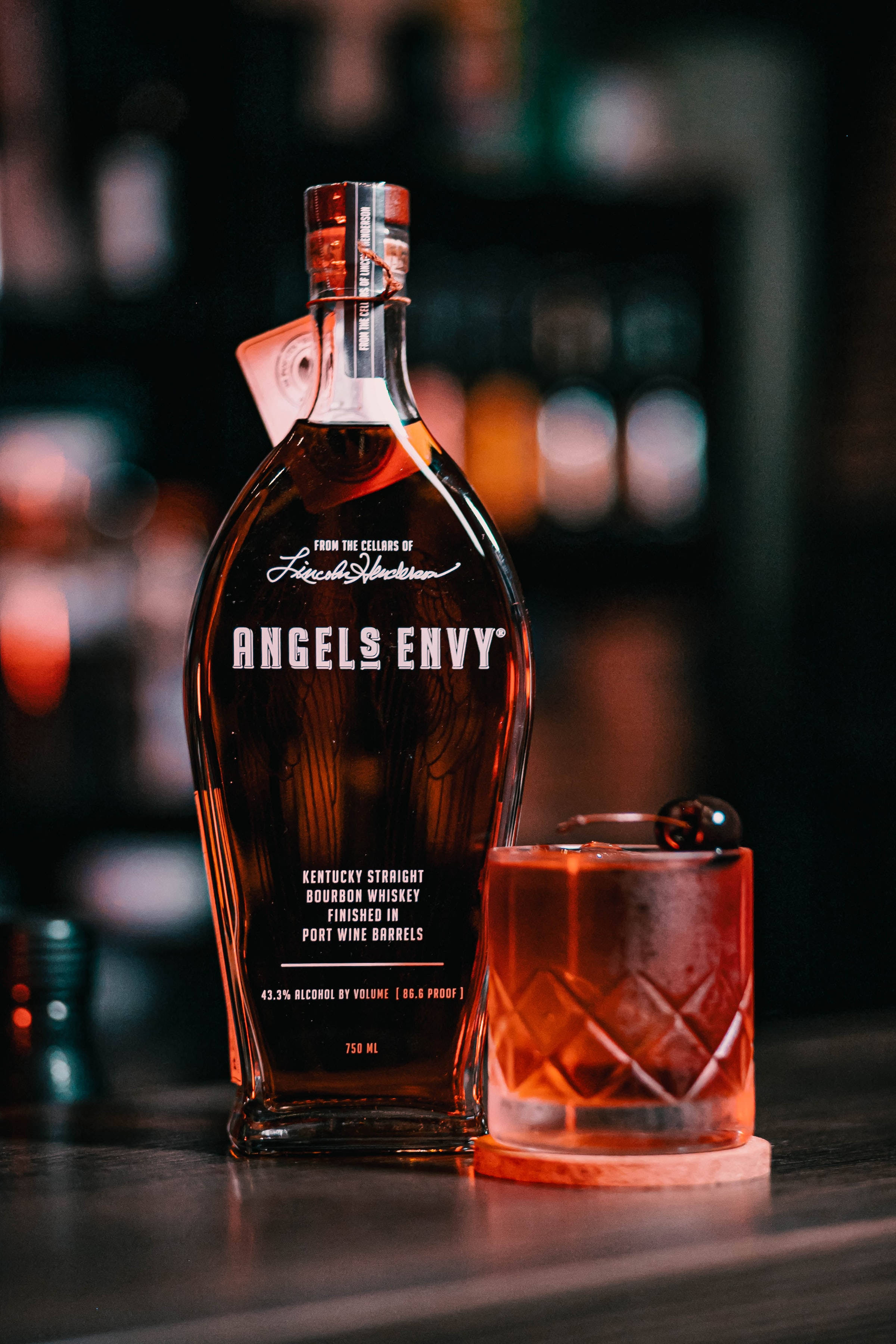 Angels Envy whiskyflaske Bakgrunner