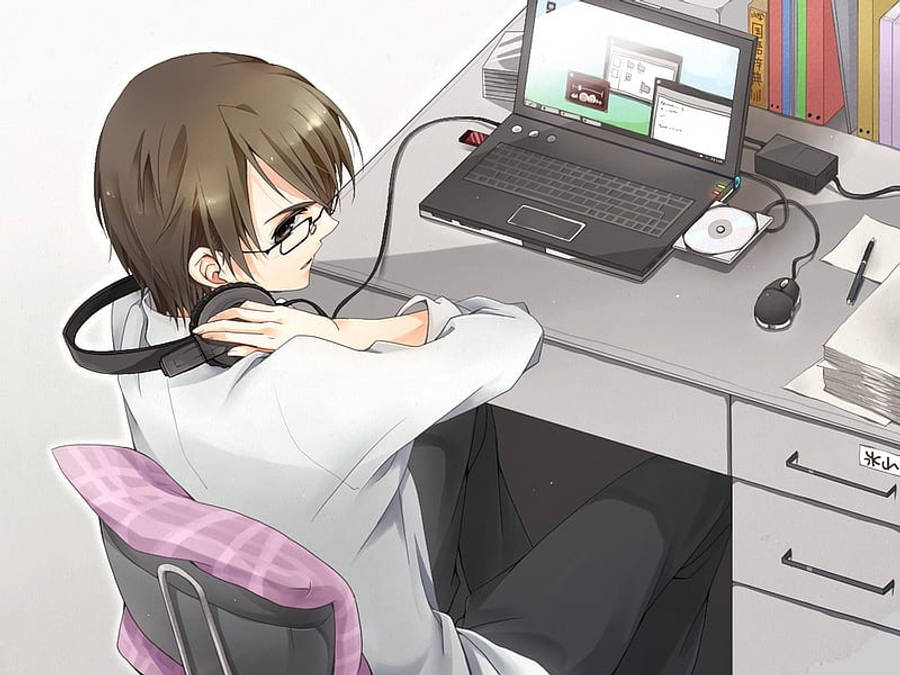 Animegutt holder hodetelefonene mens han jobber på laptop Bakgrunner
