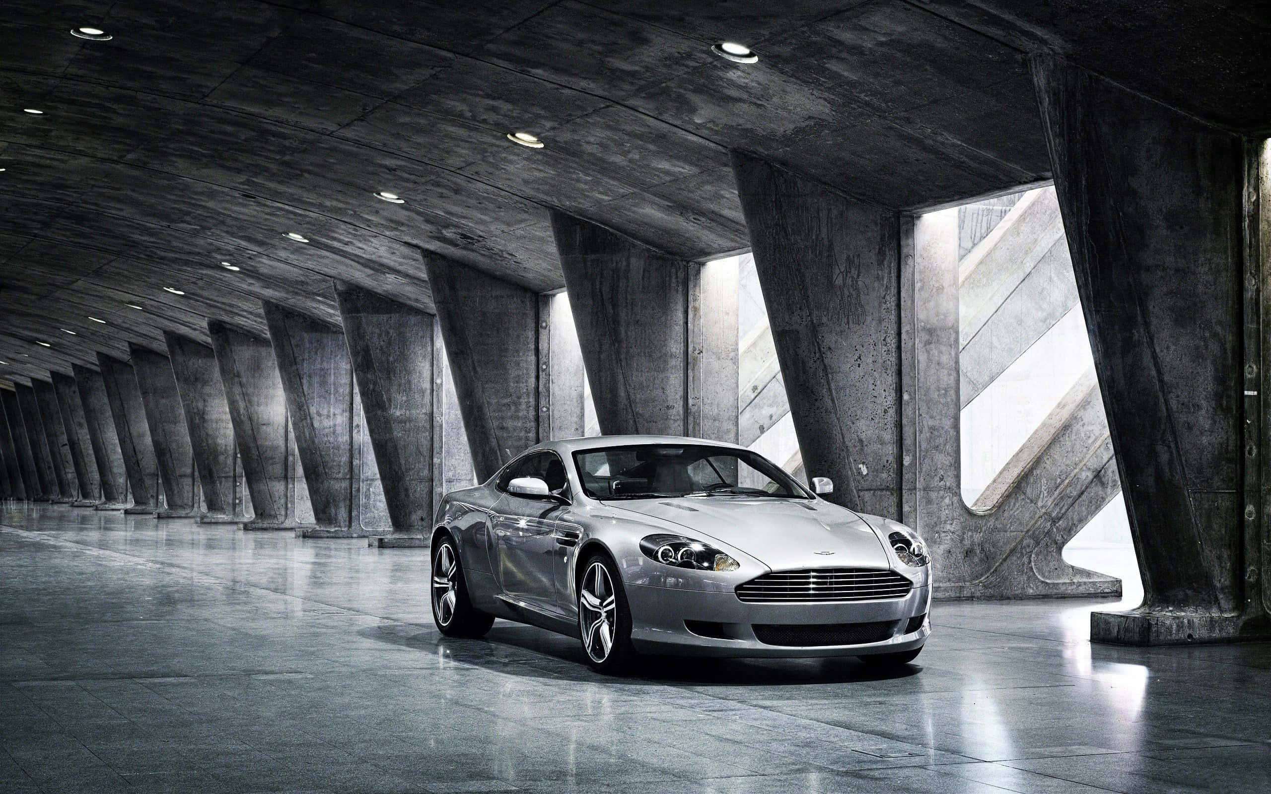 Aston Martin DB9 kjører gjennom et naturskjønt bybilde Bakgrunner