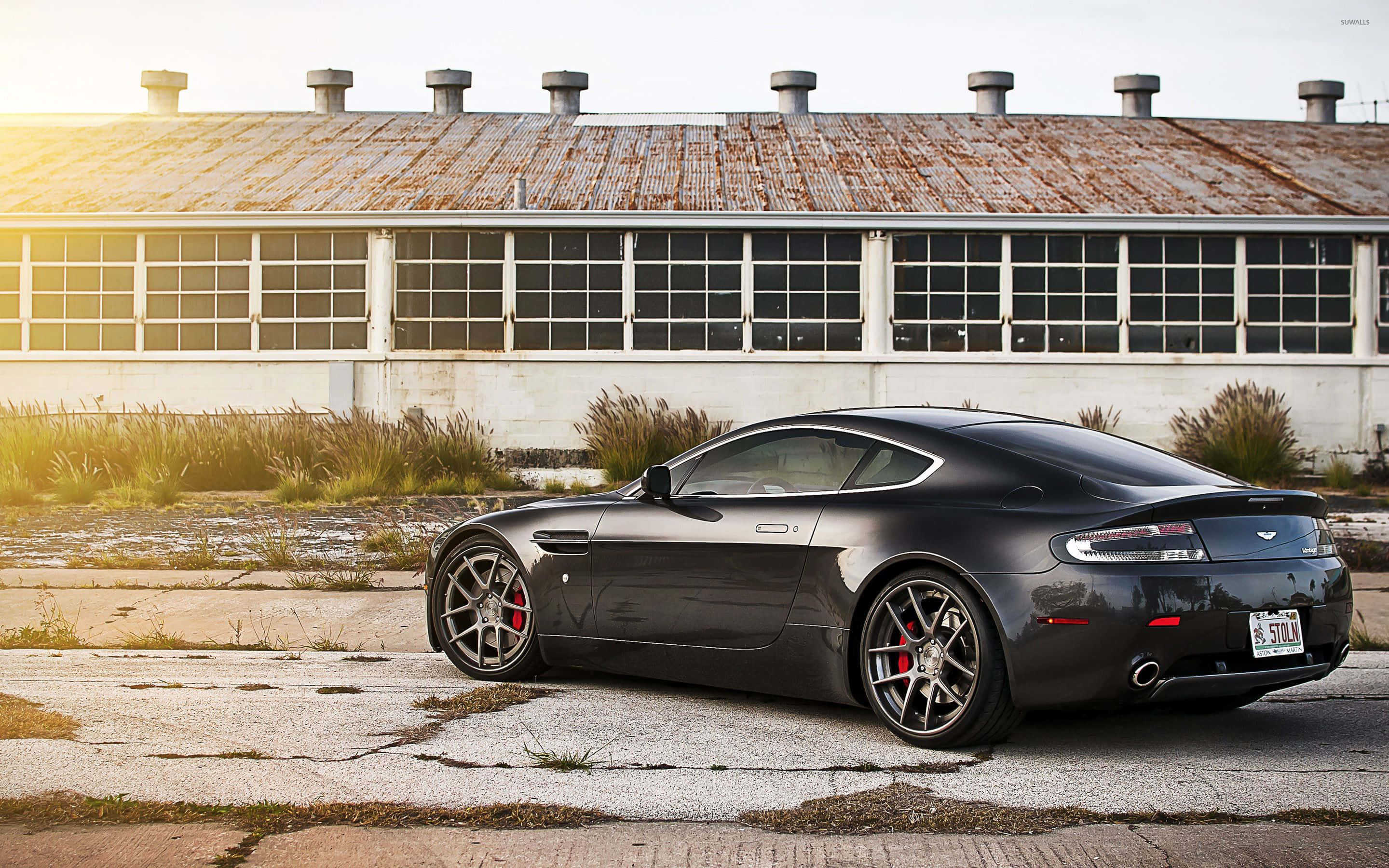 Aston Martin Vanquish i aksjon på en naturskjønn vei Bakgrunner