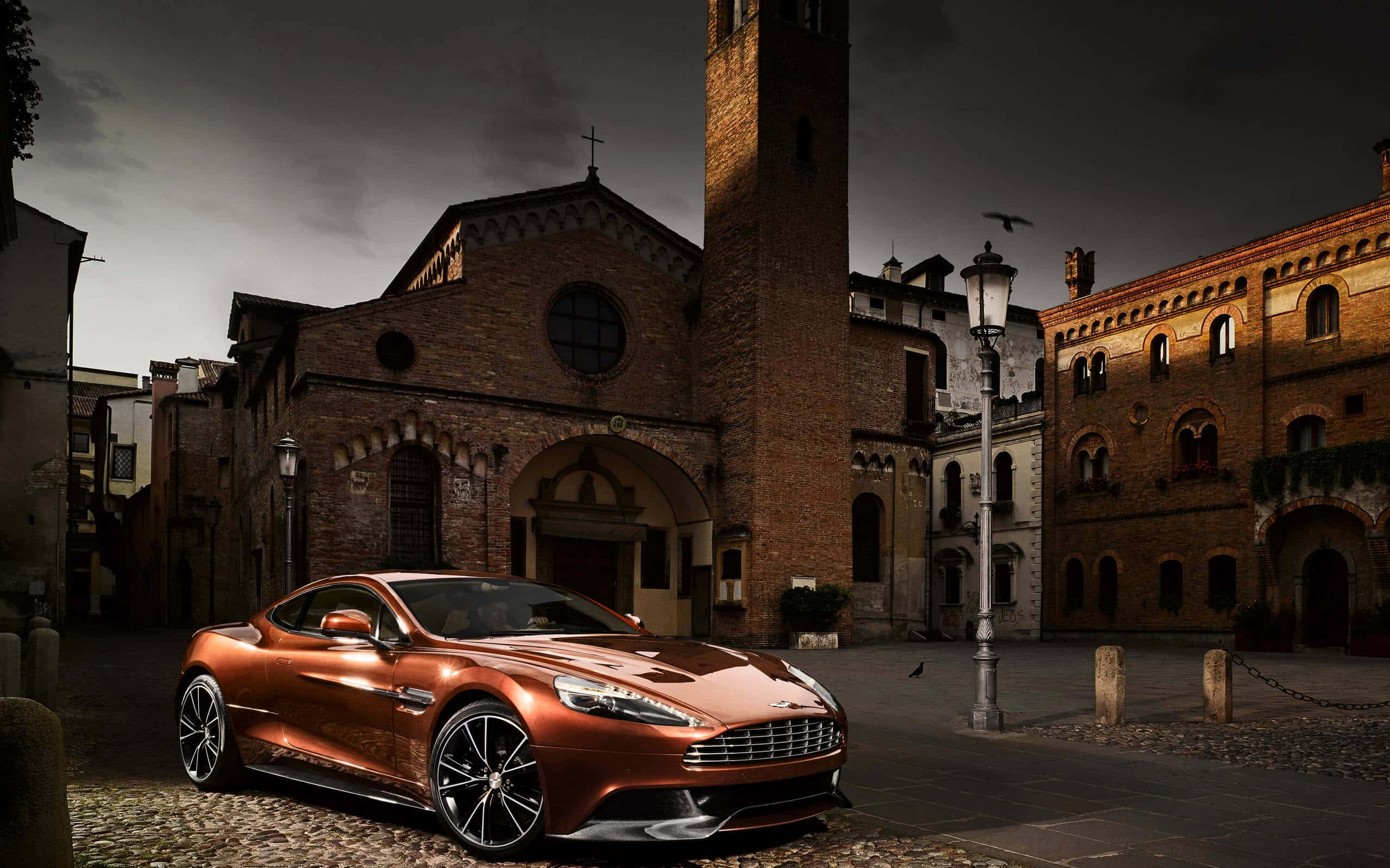 Aston Martin Vanquish: Luksus og kraft Bakgrunner