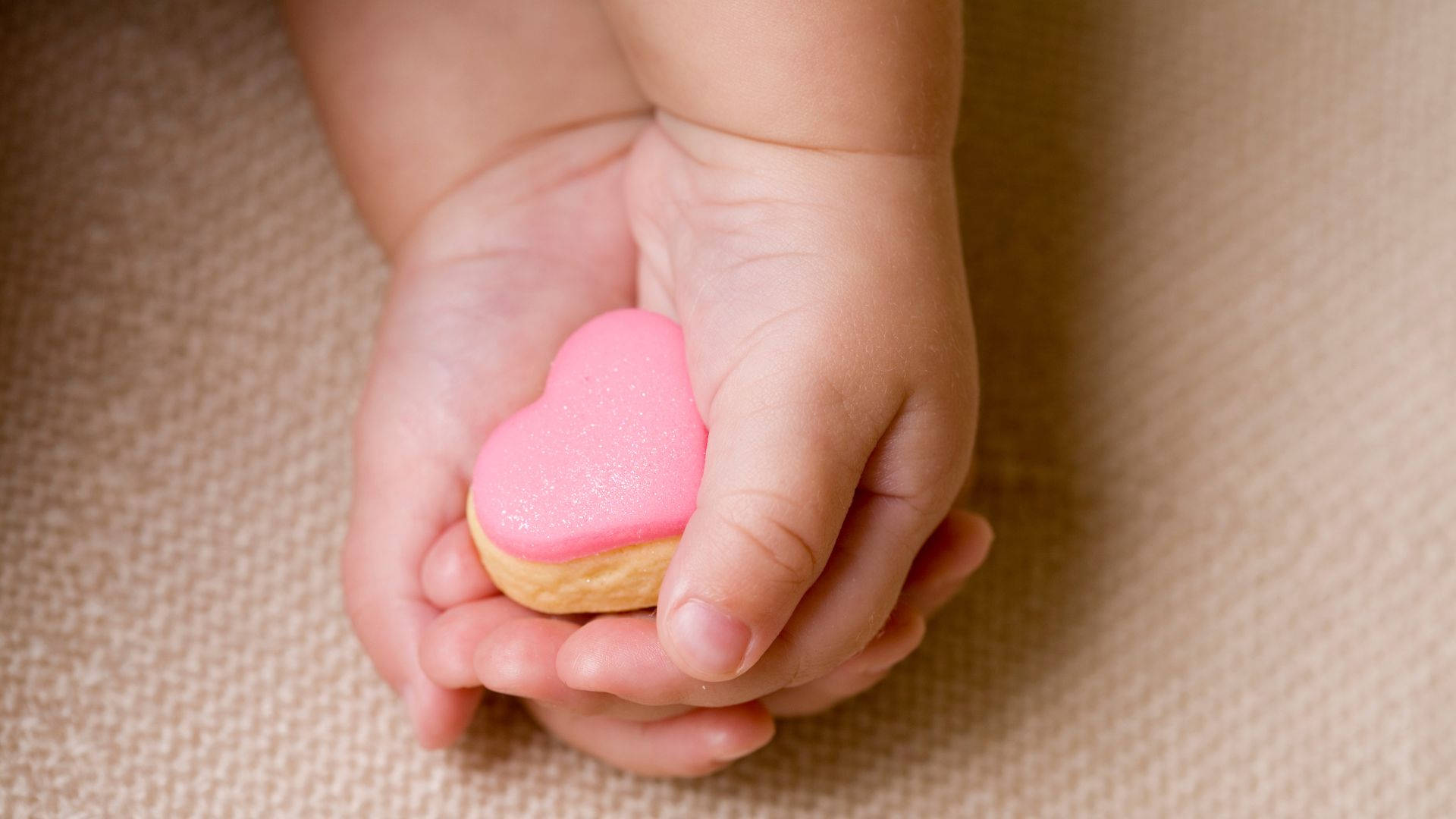 Babyhender med et rosa hjerte Bakgrunner
