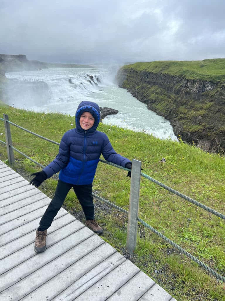 Barn på besøk ved Gullfoss i Sørvest-Island Bakgrunner