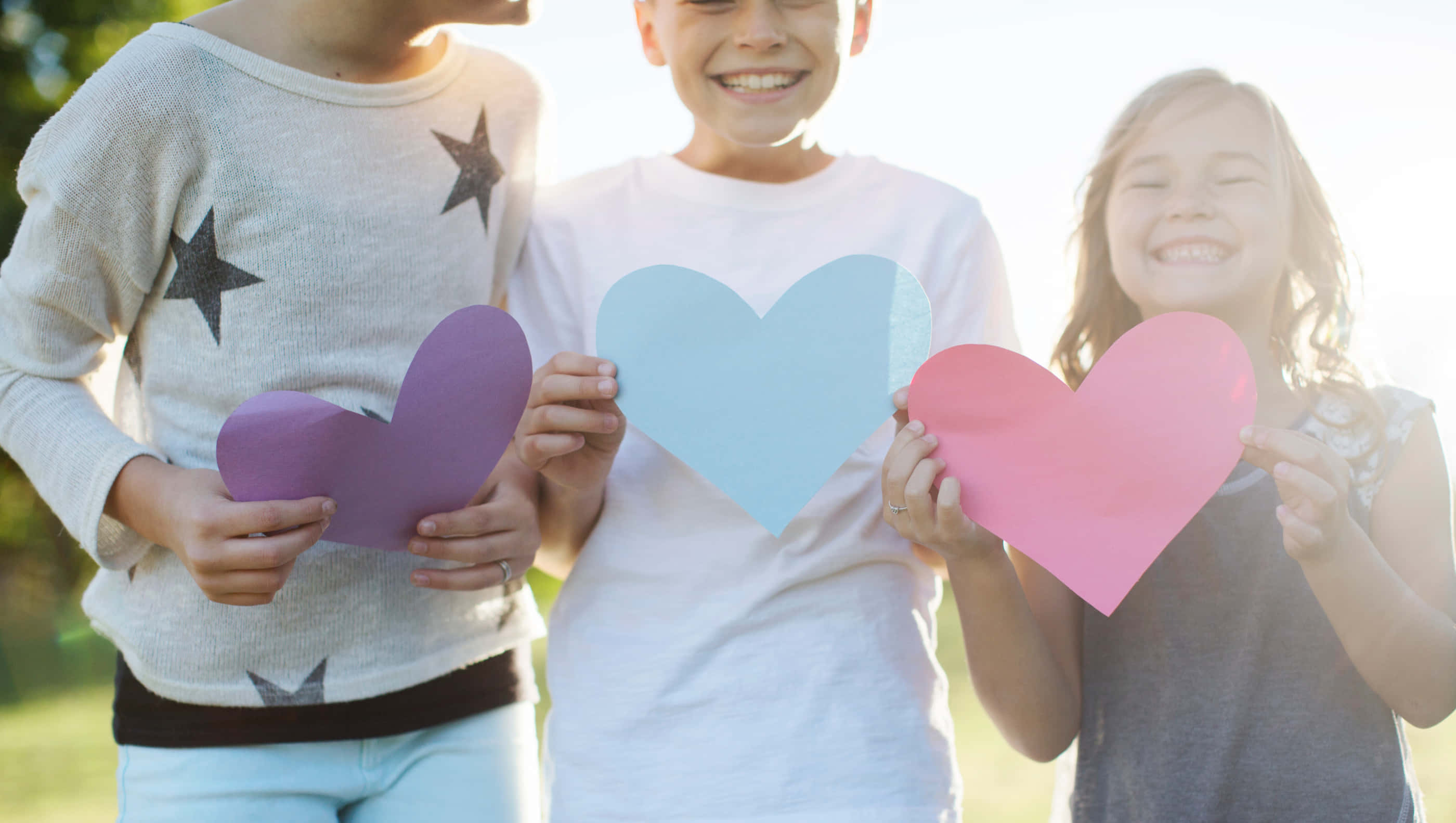 Barn som holder hjerte av papir til valentinsdag Bakgrunner