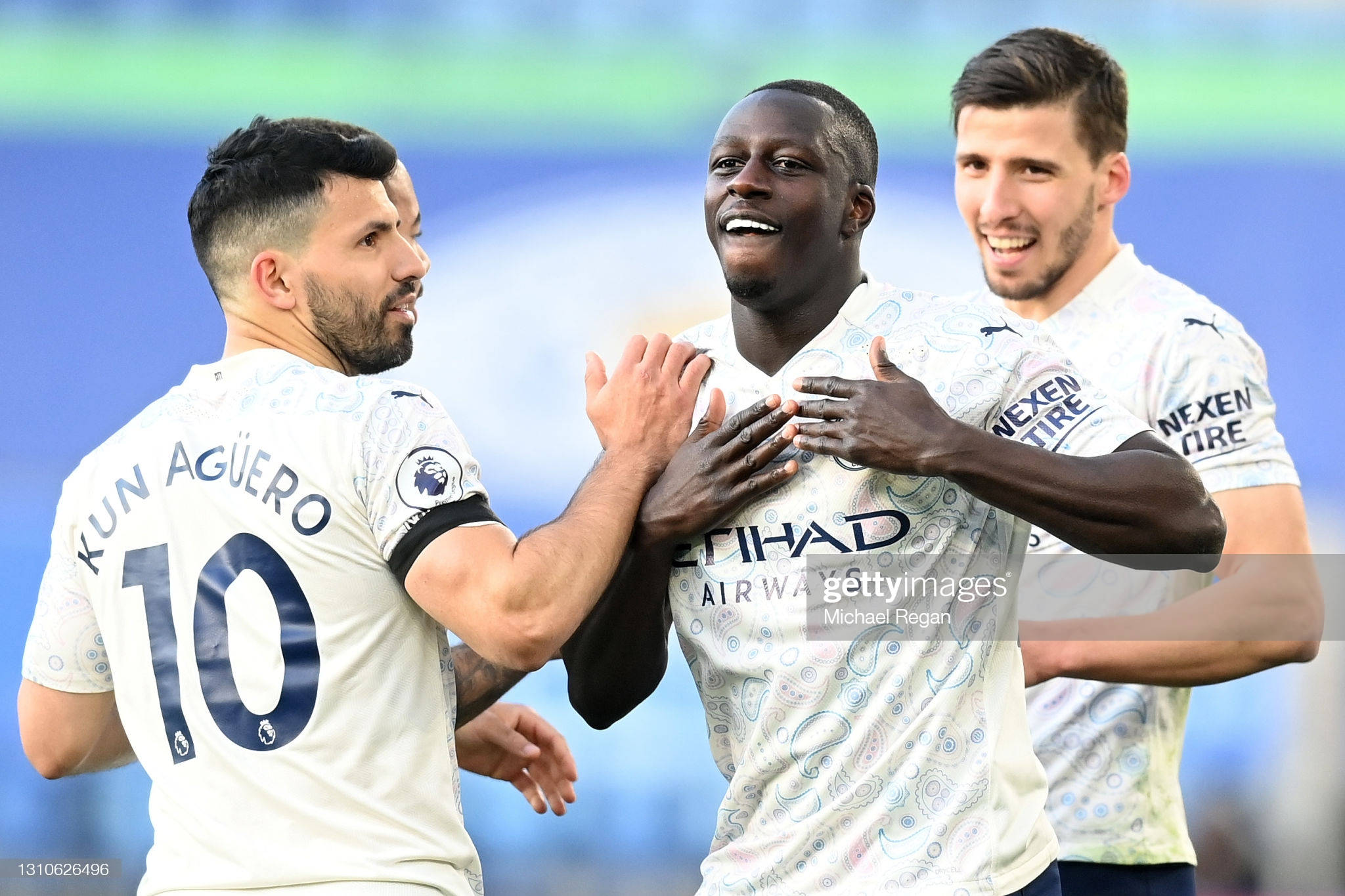 Benjamin Mendy hvit Etihad-drakt Bakgrunner