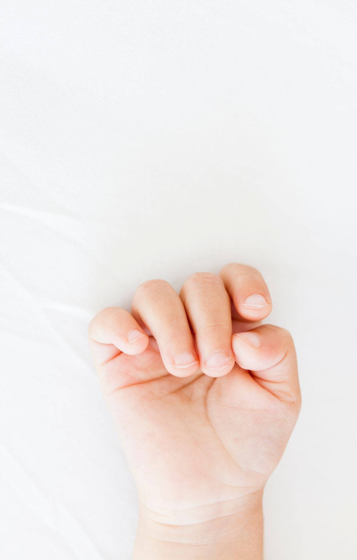 Berøring av uskyld - Bitteliten babyhånd Bakgrunner