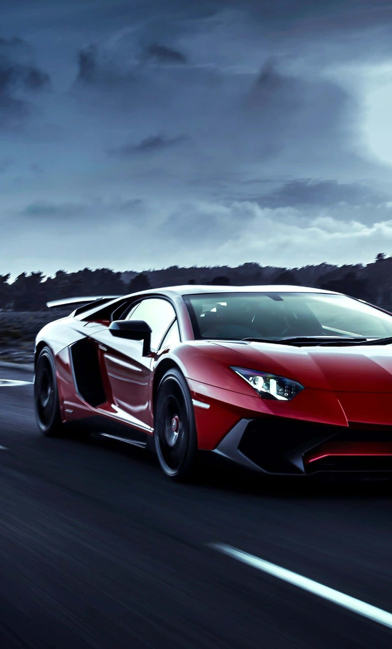 Bil Kjører På Overskyet Dag Lamborghini Telefon Bakgrunner