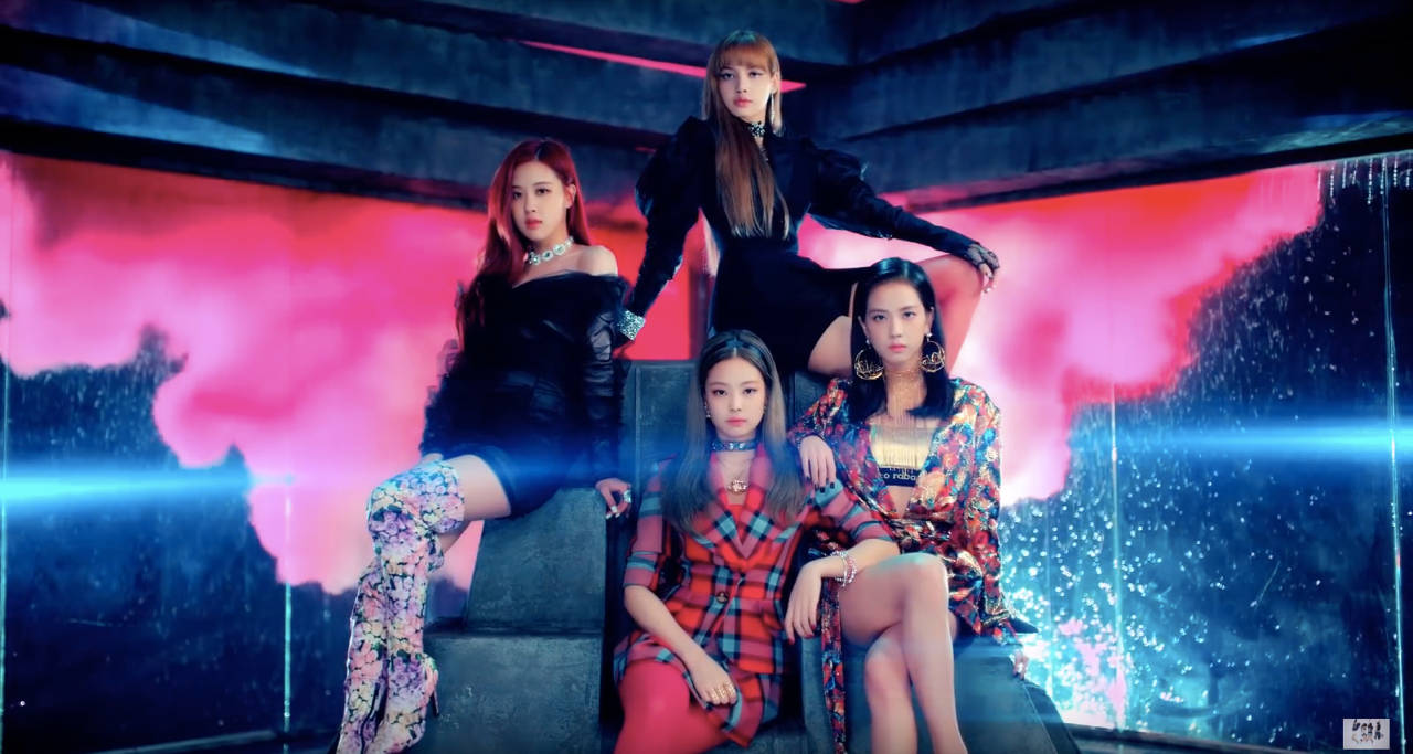 Blackpink bakgrunnsbilde av medlemmer på bakgrunn med rosa røyk for DDU-DU DDU-DU MV