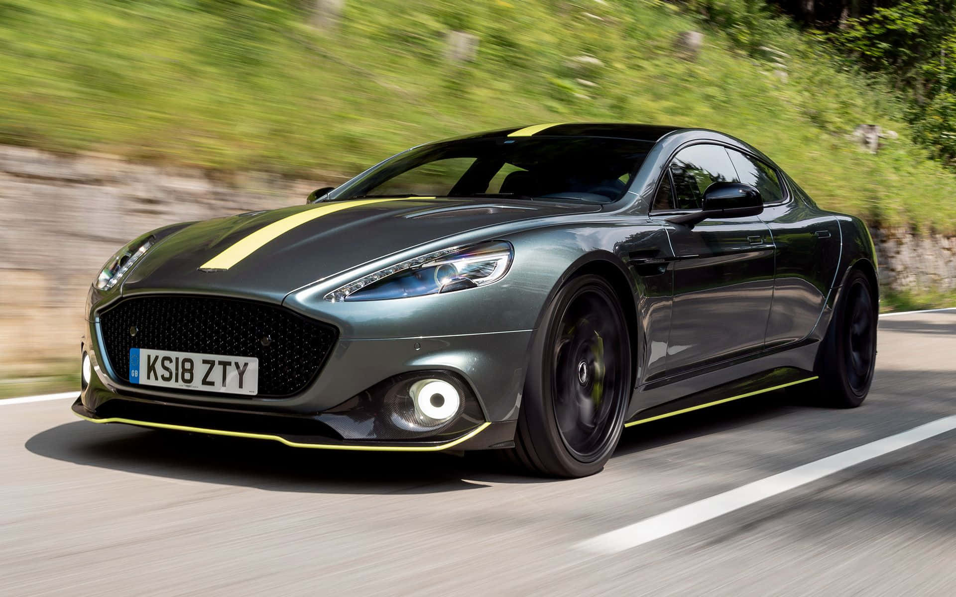 Bildetekst: Aston Martin Rapide S – En fusjon av kraft og luksus Bakgrunner