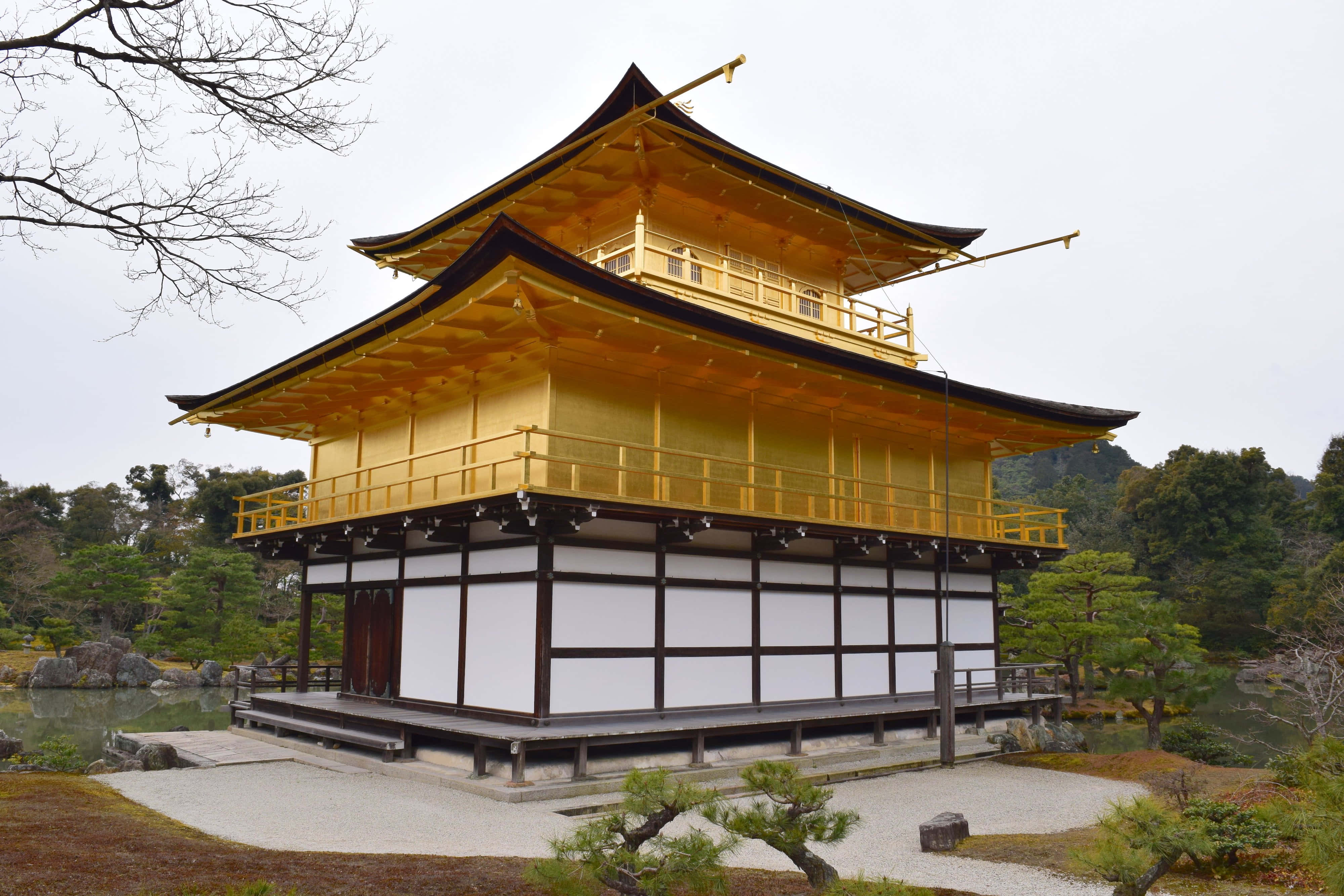 Bildetekst: Det opplyste Gullpaviljongen i Japan i skumringen Bakgrunner
