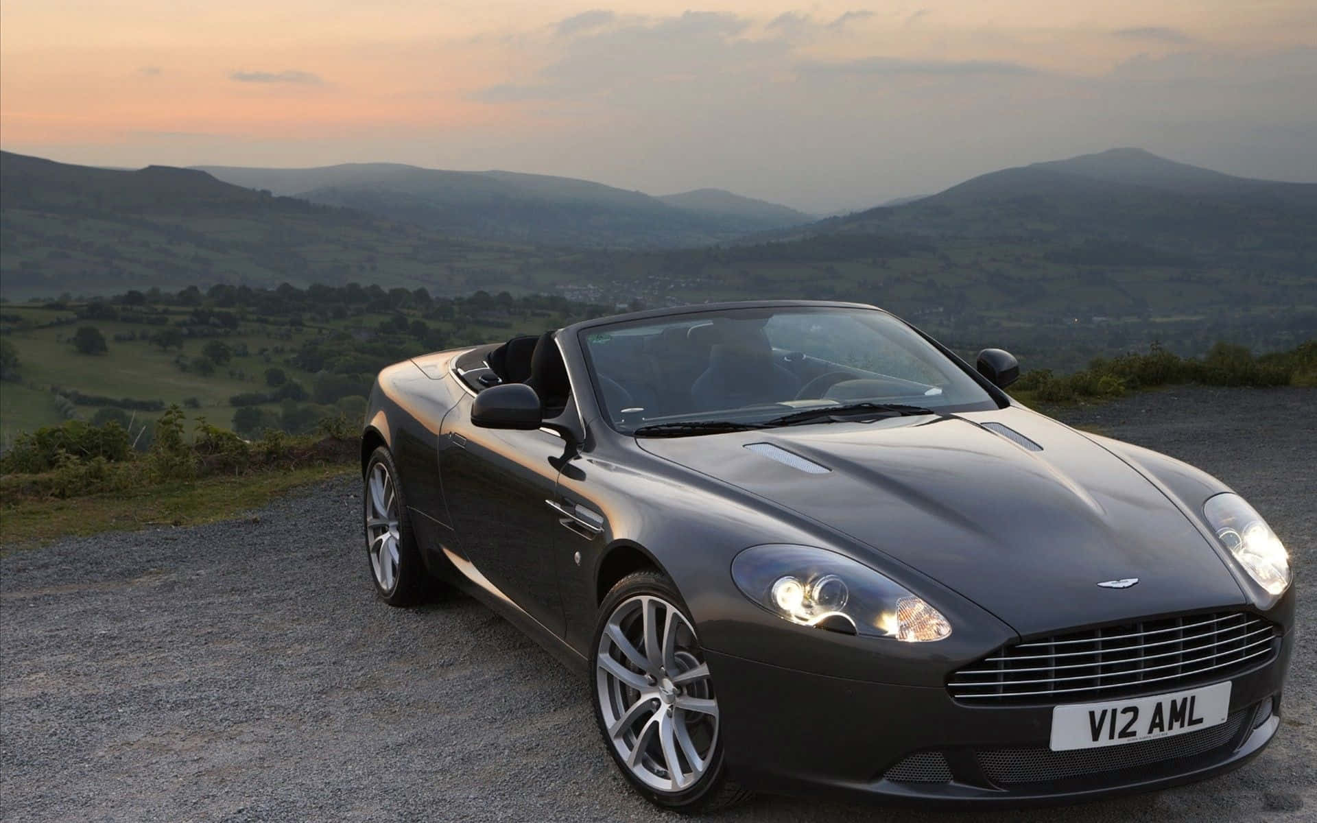 Bildetekst: Elegant Aston Martin DB9 på veien Bakgrunner