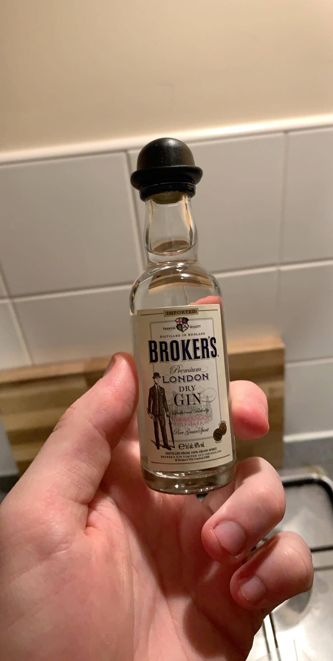 Bildetekst: Miniatyr Brokers Gin-flaske Bakgrunner