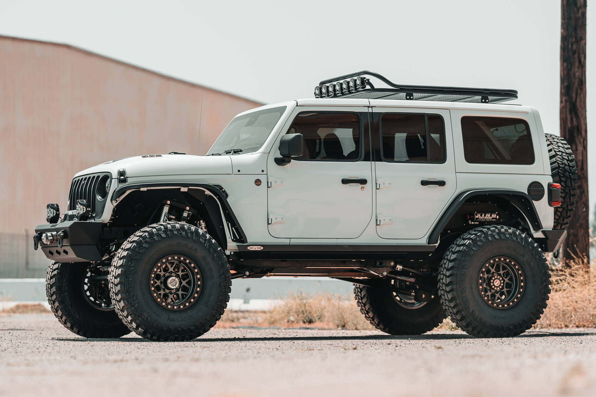 Bildetekst: Offroad-eventyr med en robust SUV Bakgrunner