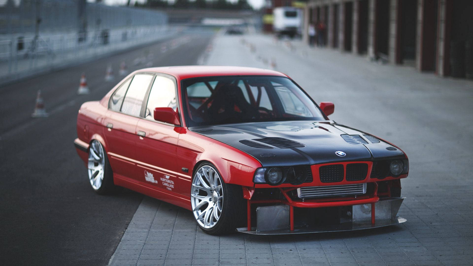 Bildetekst: Slående rød BMW E34 i Full HD Bakgrunner
