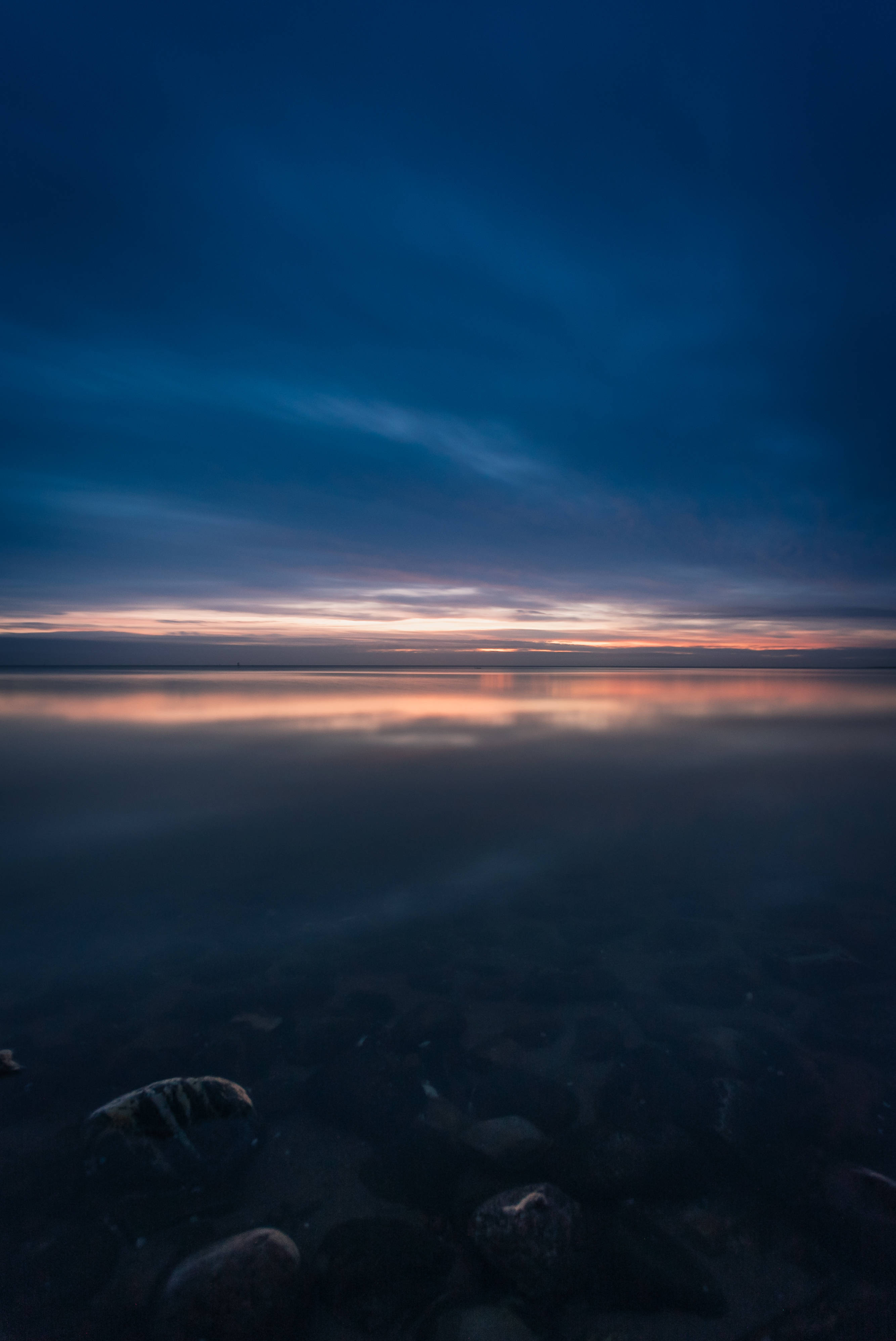 Bildetekst: Stilig og elegant iPhone på trebord Bakgrunner