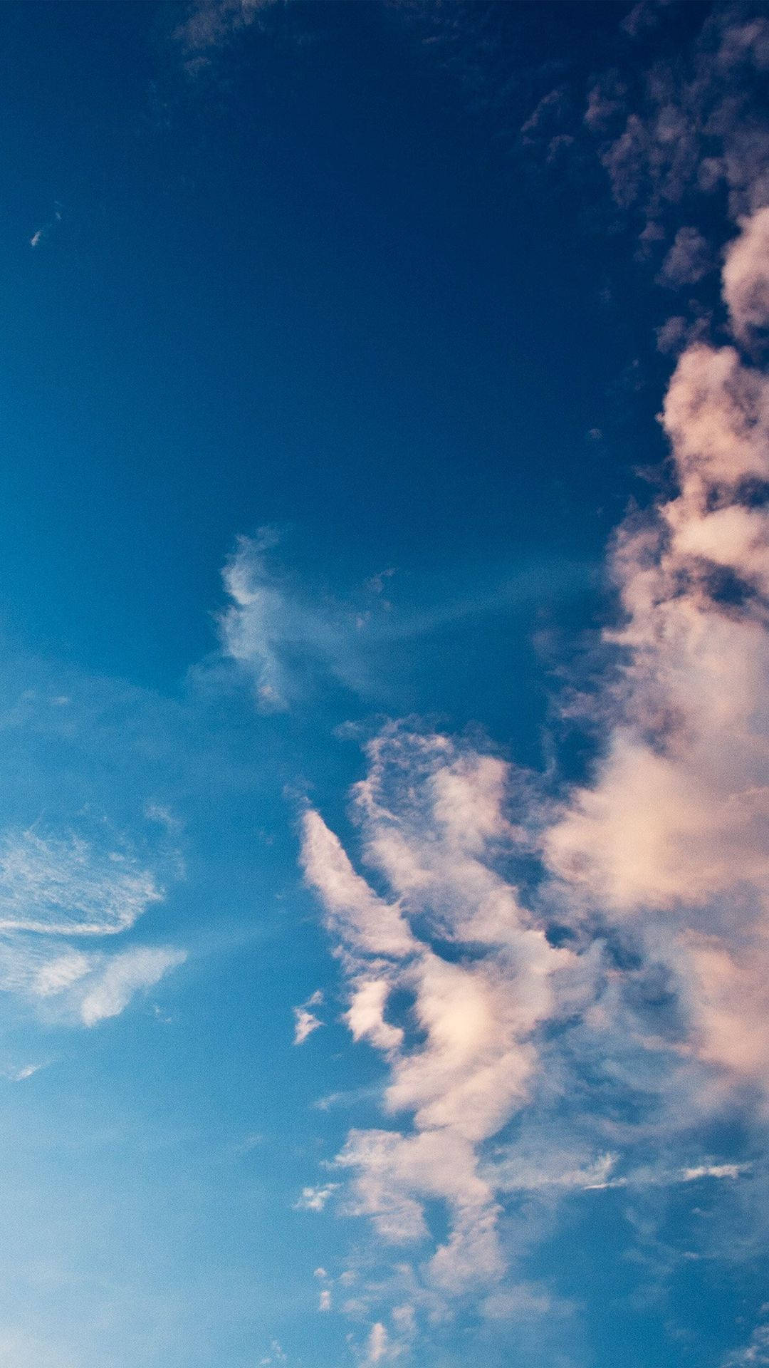 Blå himmel med myke skyer Bakgrunner