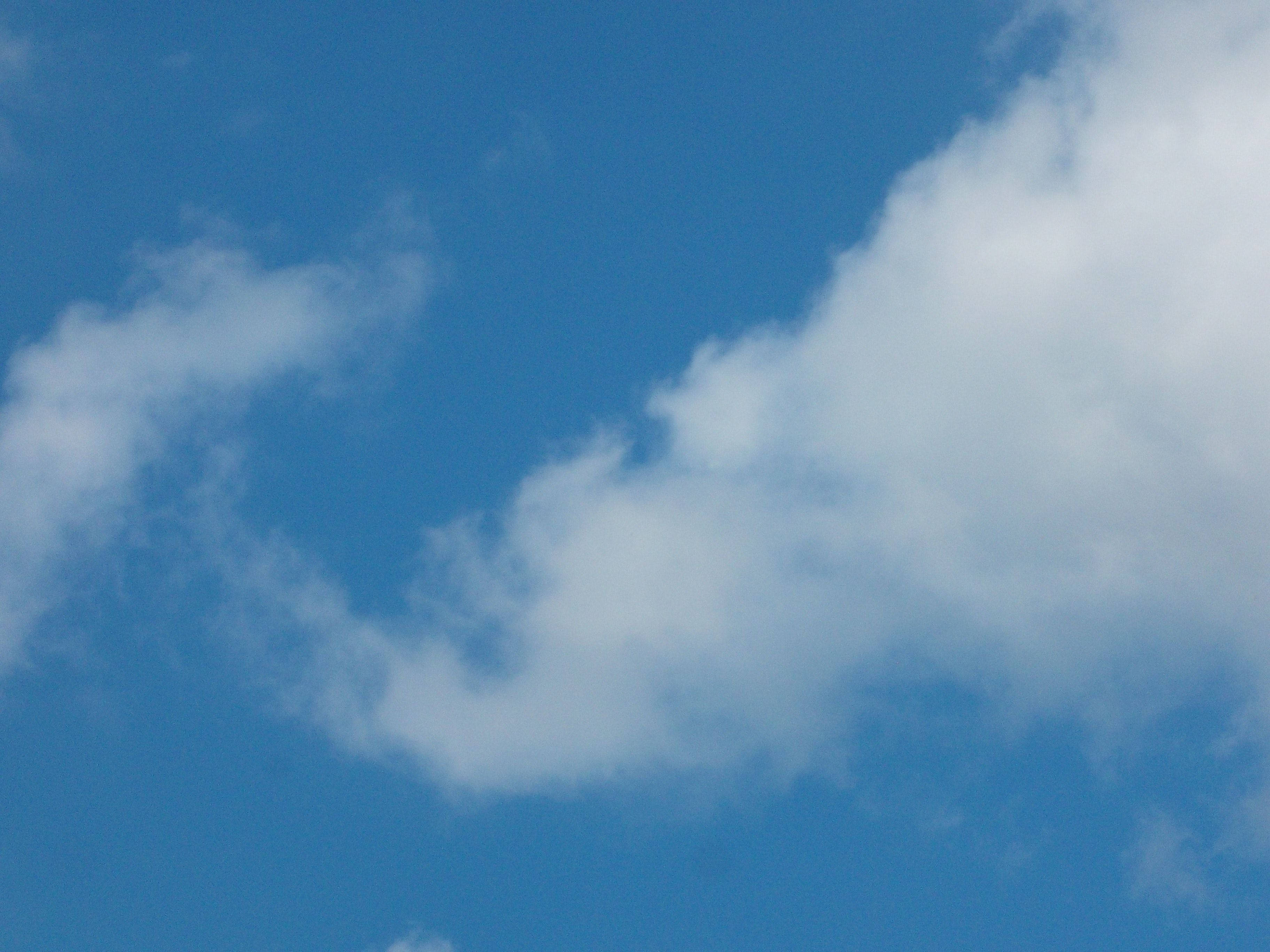 Blå himmel og estetiske skyer Bakgrunner