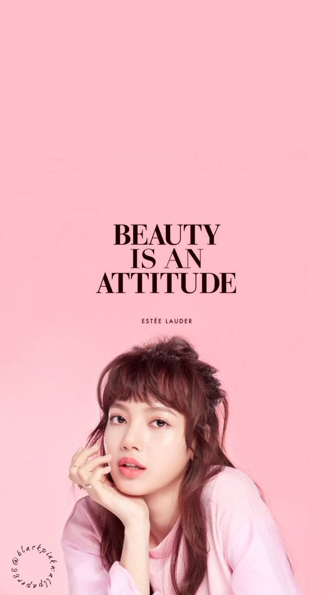 Blackpink Lisa på rosa bakgrunn med Beauty Is An Attitude-inskripsjon bakgrunnsbilde