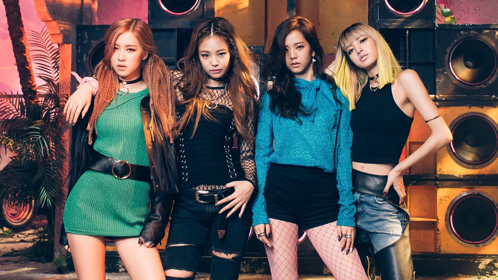 Blackpink-medlemmer over boom-høyttalere for Boombayah MV bakgrunnsbilde