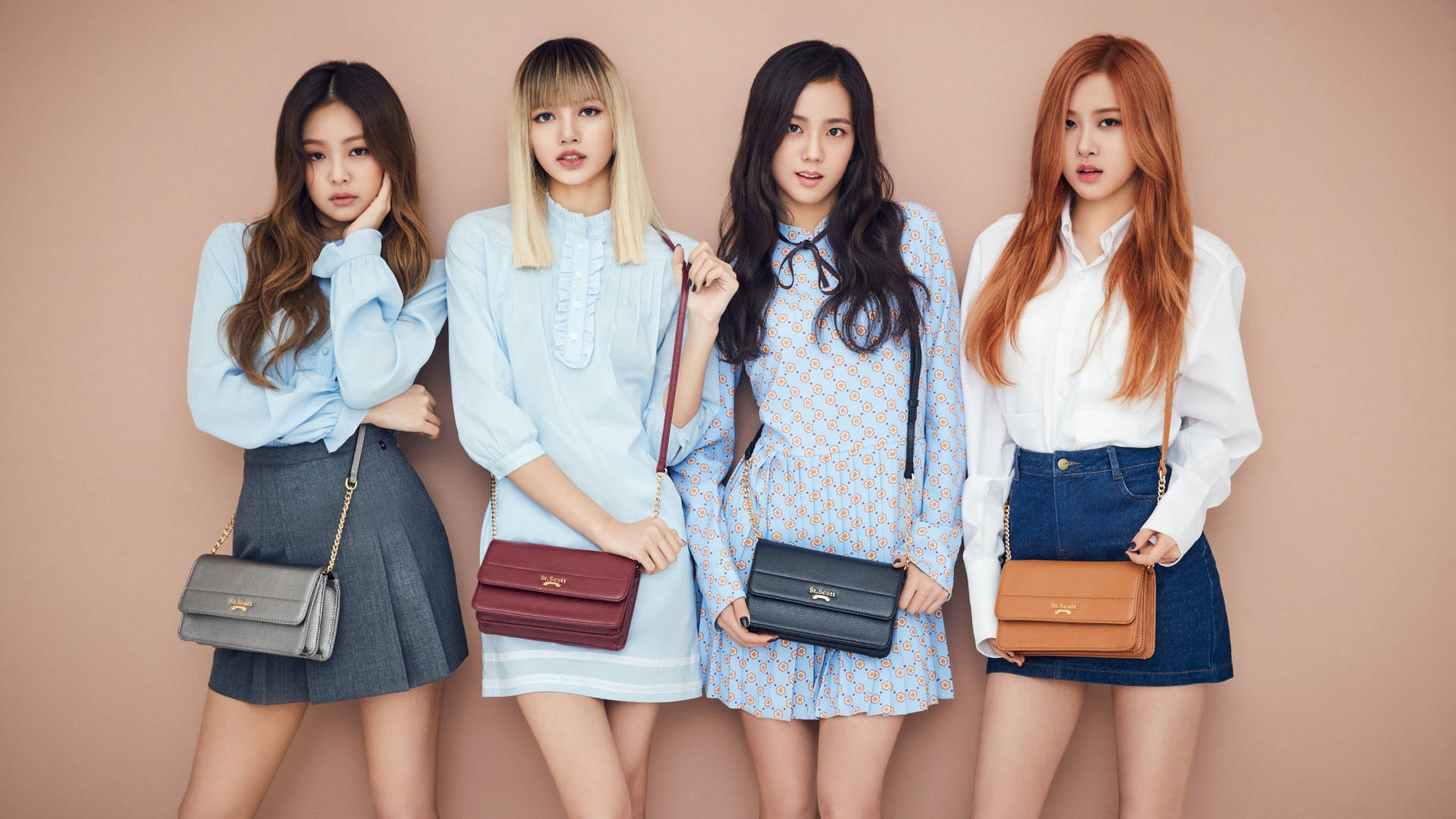 Blackpink-bakgrunnsbilde av medlemmer som poserer med skuldervesker på beige vegg