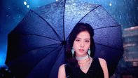 DDU-DU DDU-DU MV-bakgrunn av Blackpink Jisoo med mørkeblå paraply
