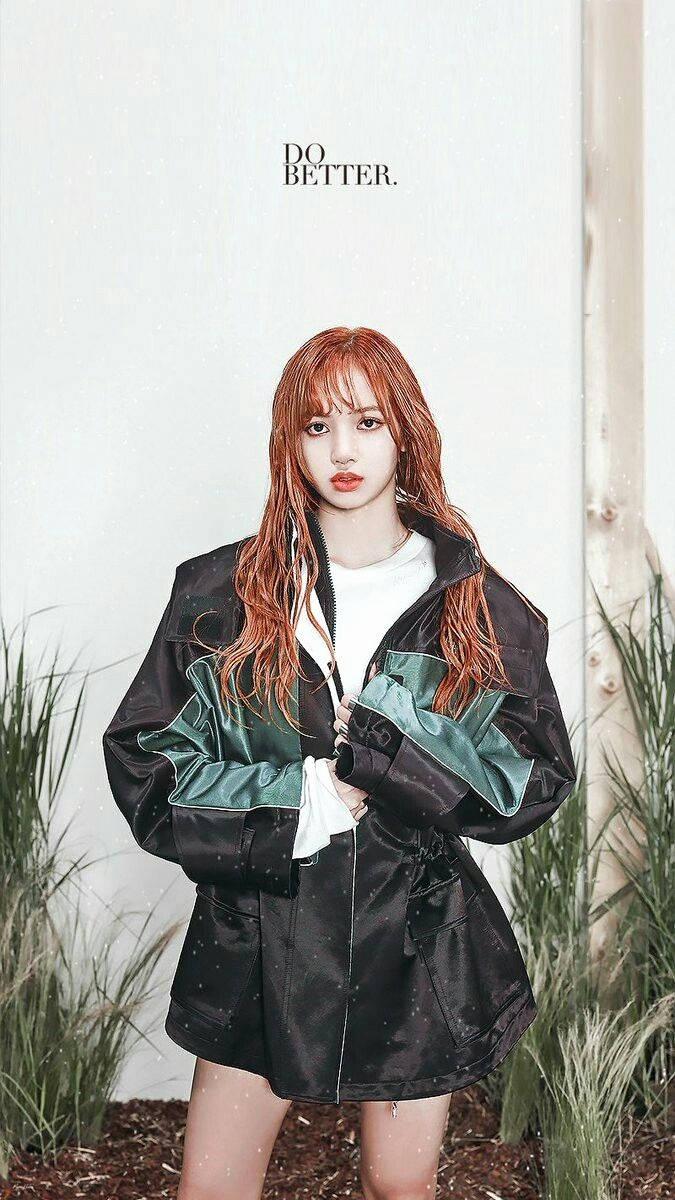 Blackpink Lisa i jakke stående over vegg med «Do Better»-tekst bakgrunnsbilde