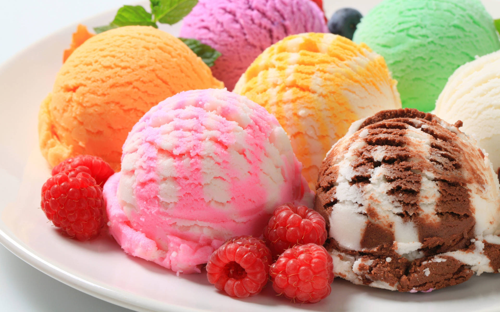 Assorted Ice Creams And Berries Bakgrunner
