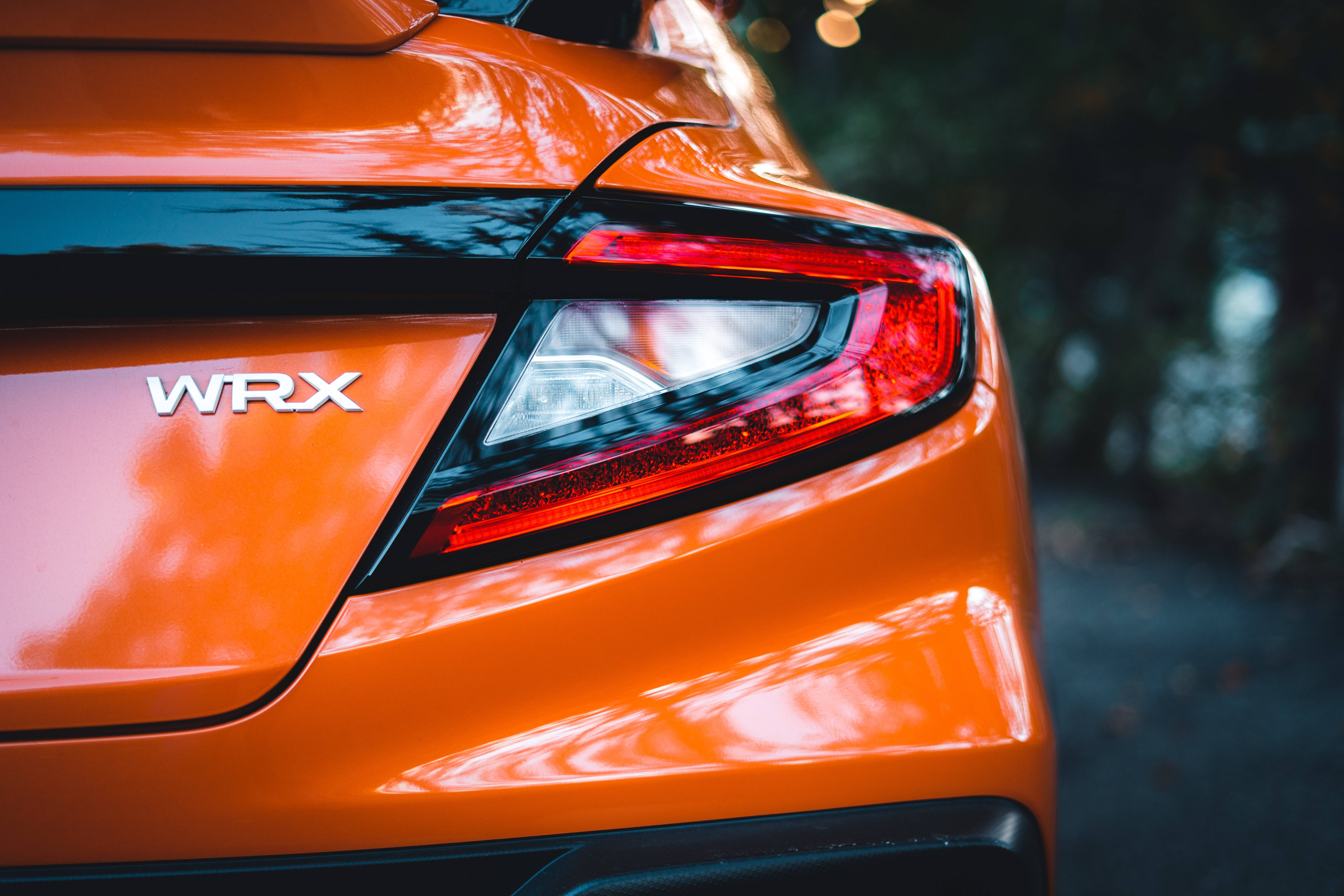 Blankoransje Subaru WRX STI 4K Bakgrunner