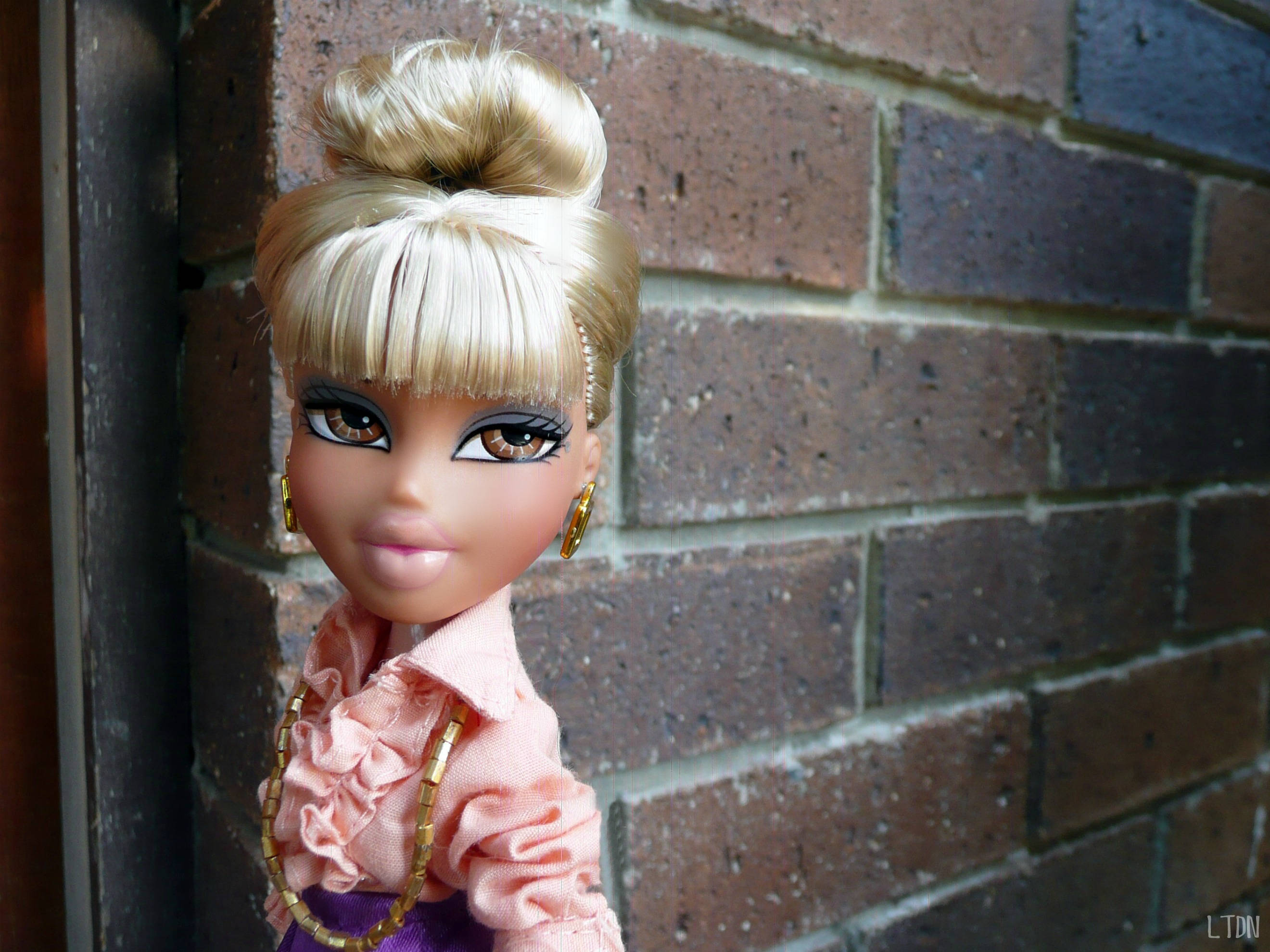 Blond Bratz Aesthetic Doll Bakgrunner