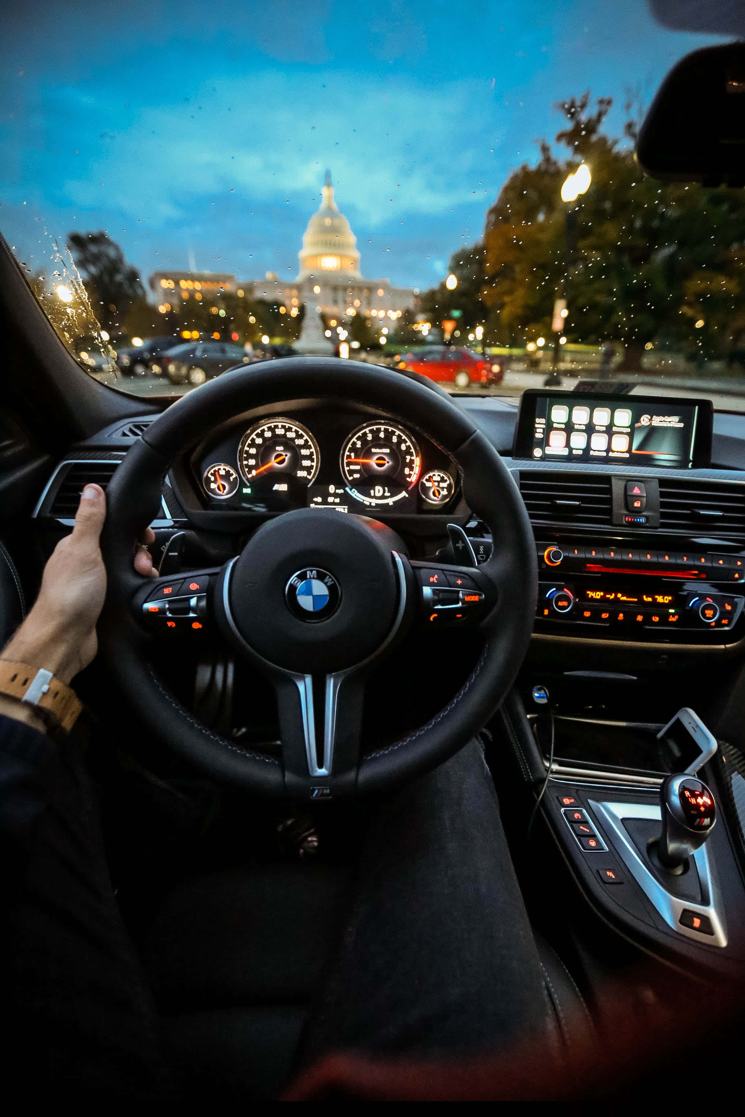 Bmw-bakgrunn med hånd på rattet Bakgrunner