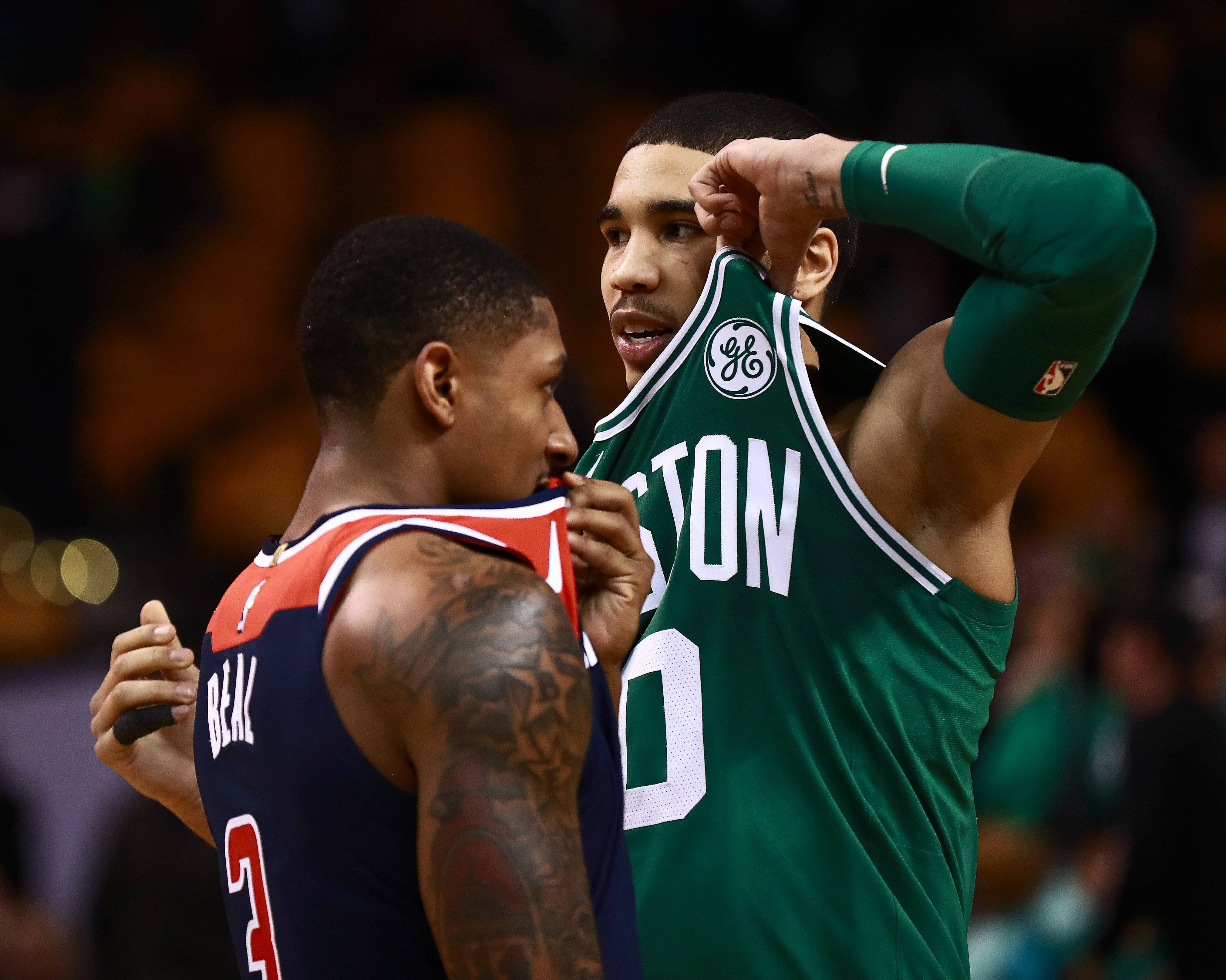 Bradley Beal i konfrontasjon med Bostons Jayson Bakgrunner
