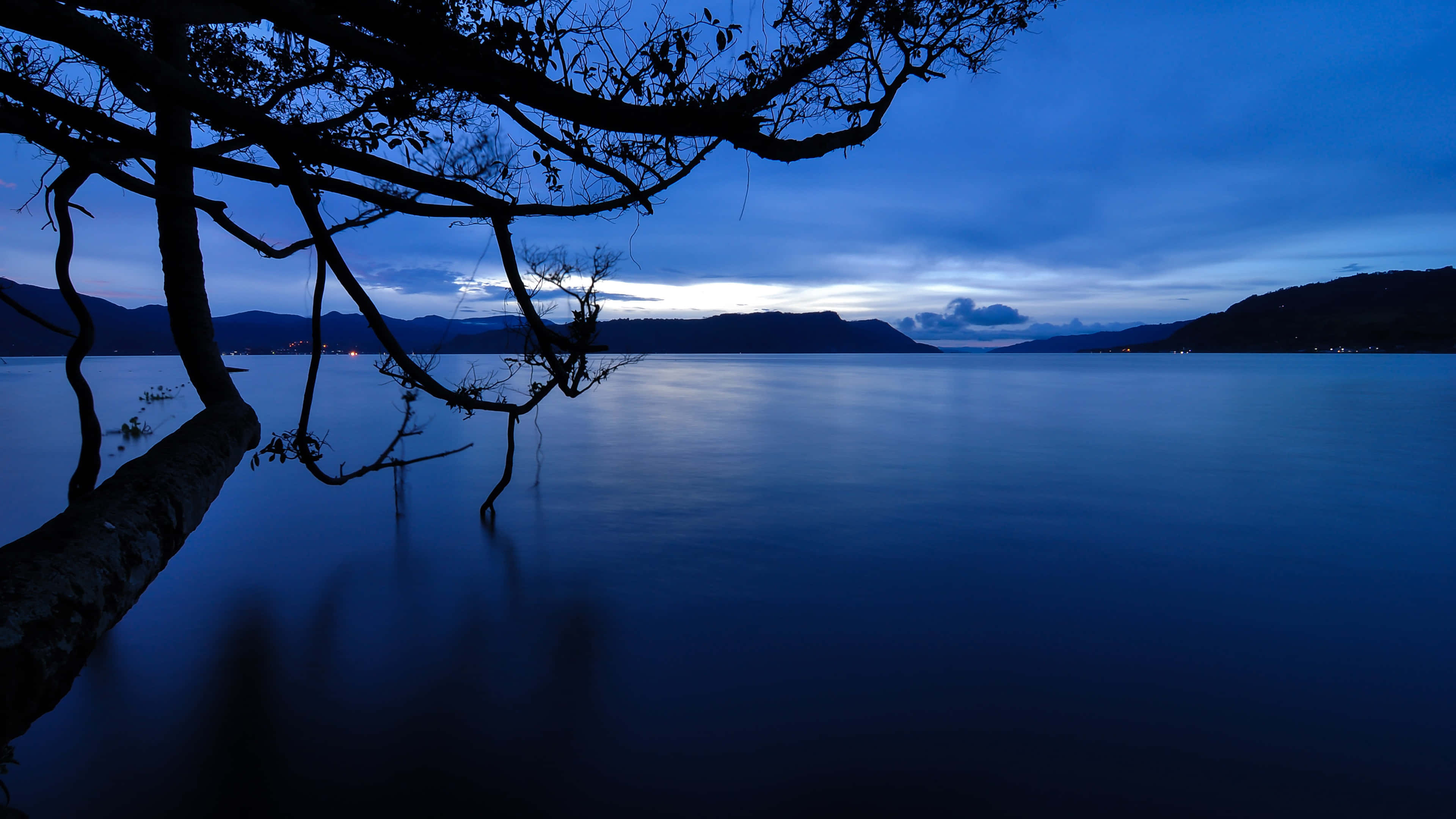 Breathtaking Beauty of Dark Blue Aesthetic Bakgrunner