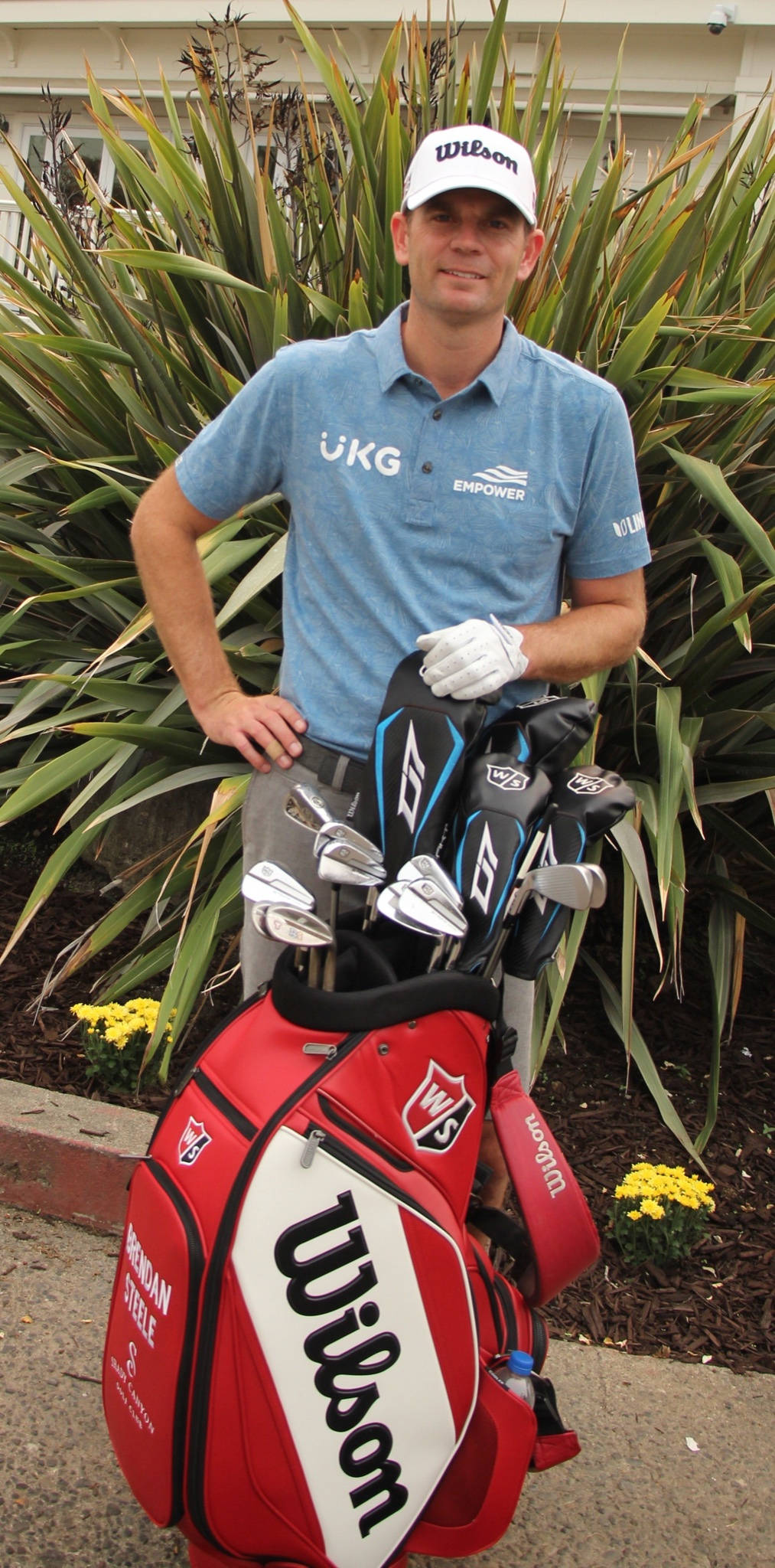 Brendan Steele med golfbag Bakgrunner
