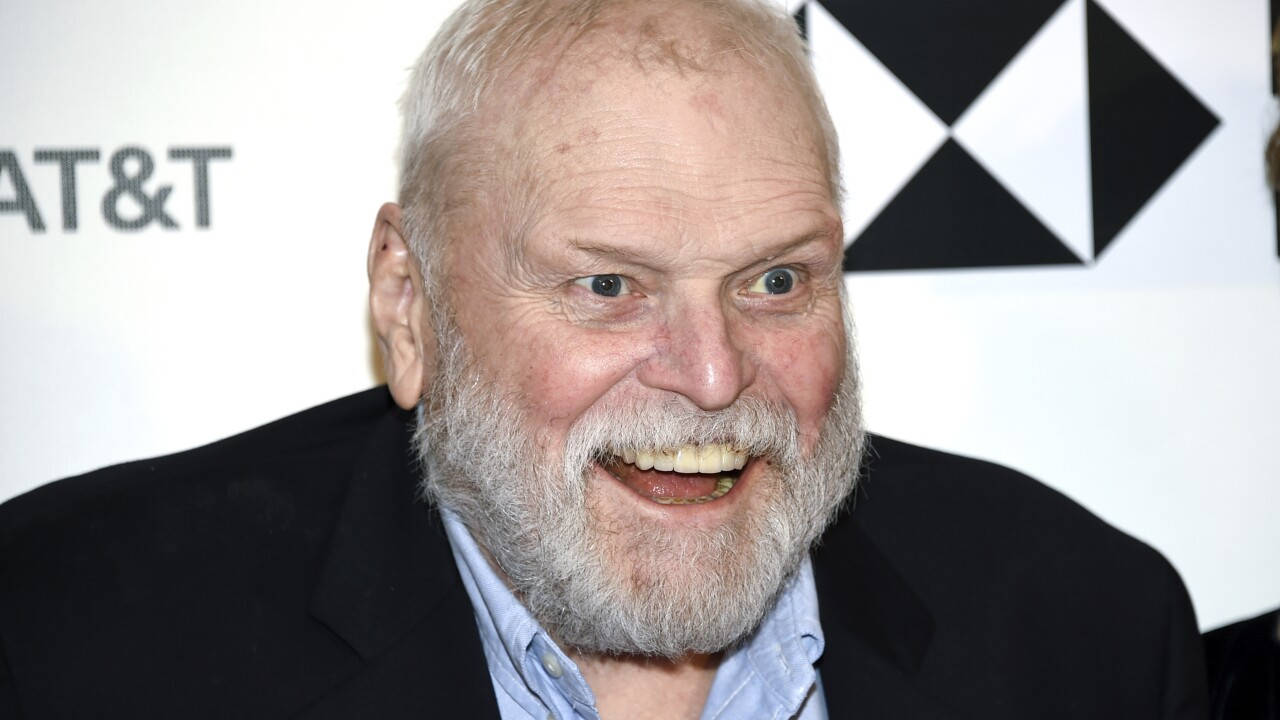 Brian Dennehy ler svart-hvitt bakgrunn Bakgrunner