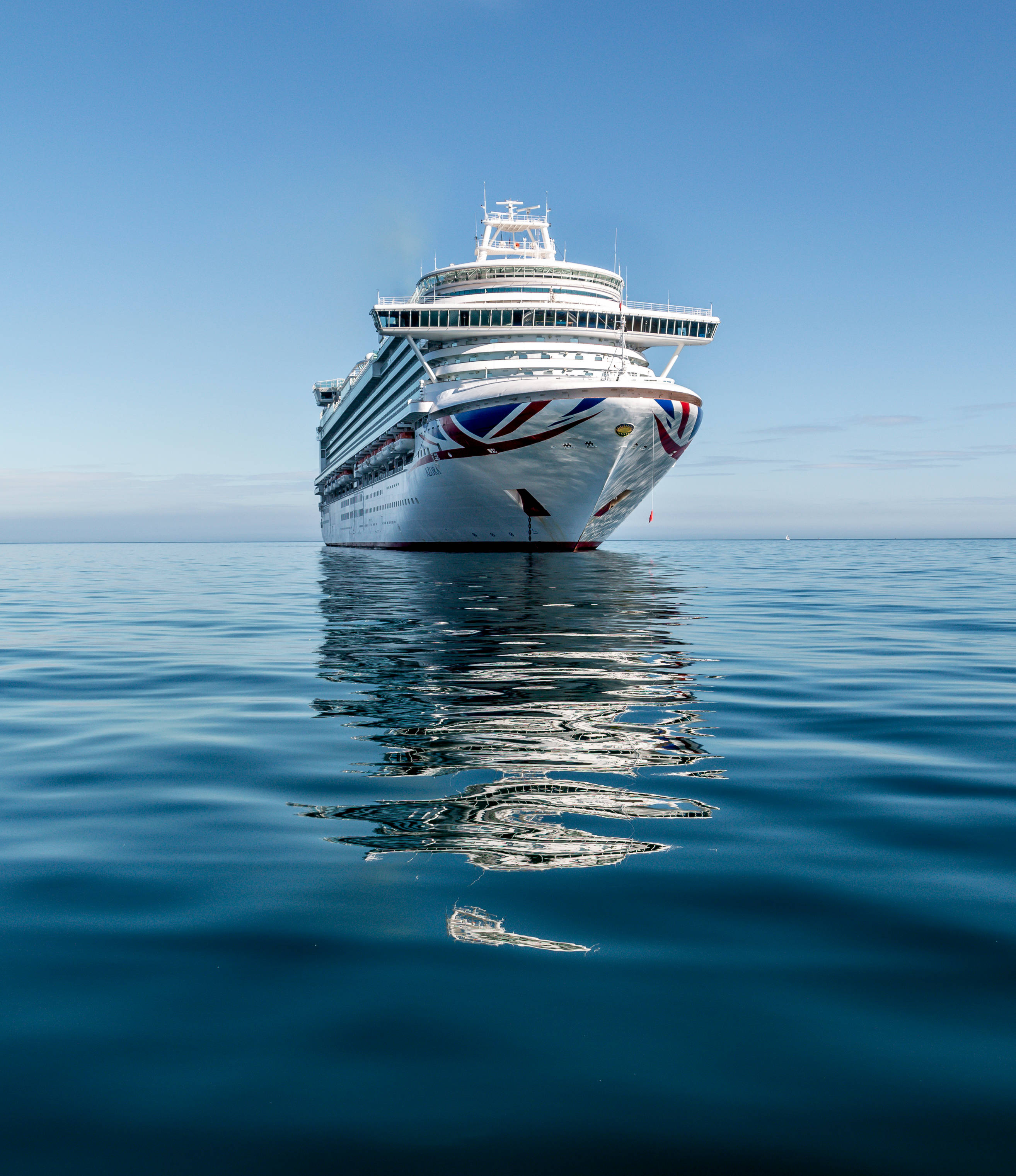 Brittania White Cruise Ship Bakgrunner