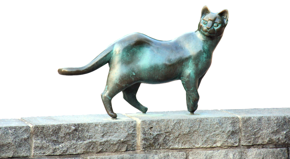 Bronseskulptur av katt på steinhylle Bakgrunner
