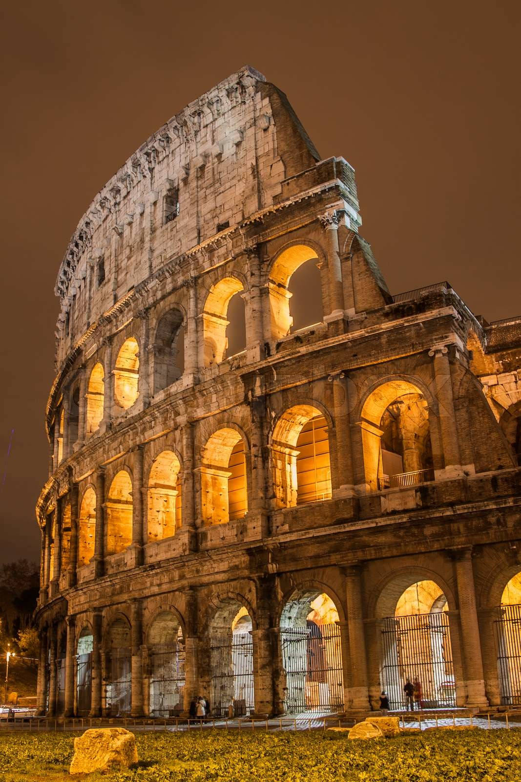 Brun estetisk godt opplyst Colosseum i Roma Bakgrunner