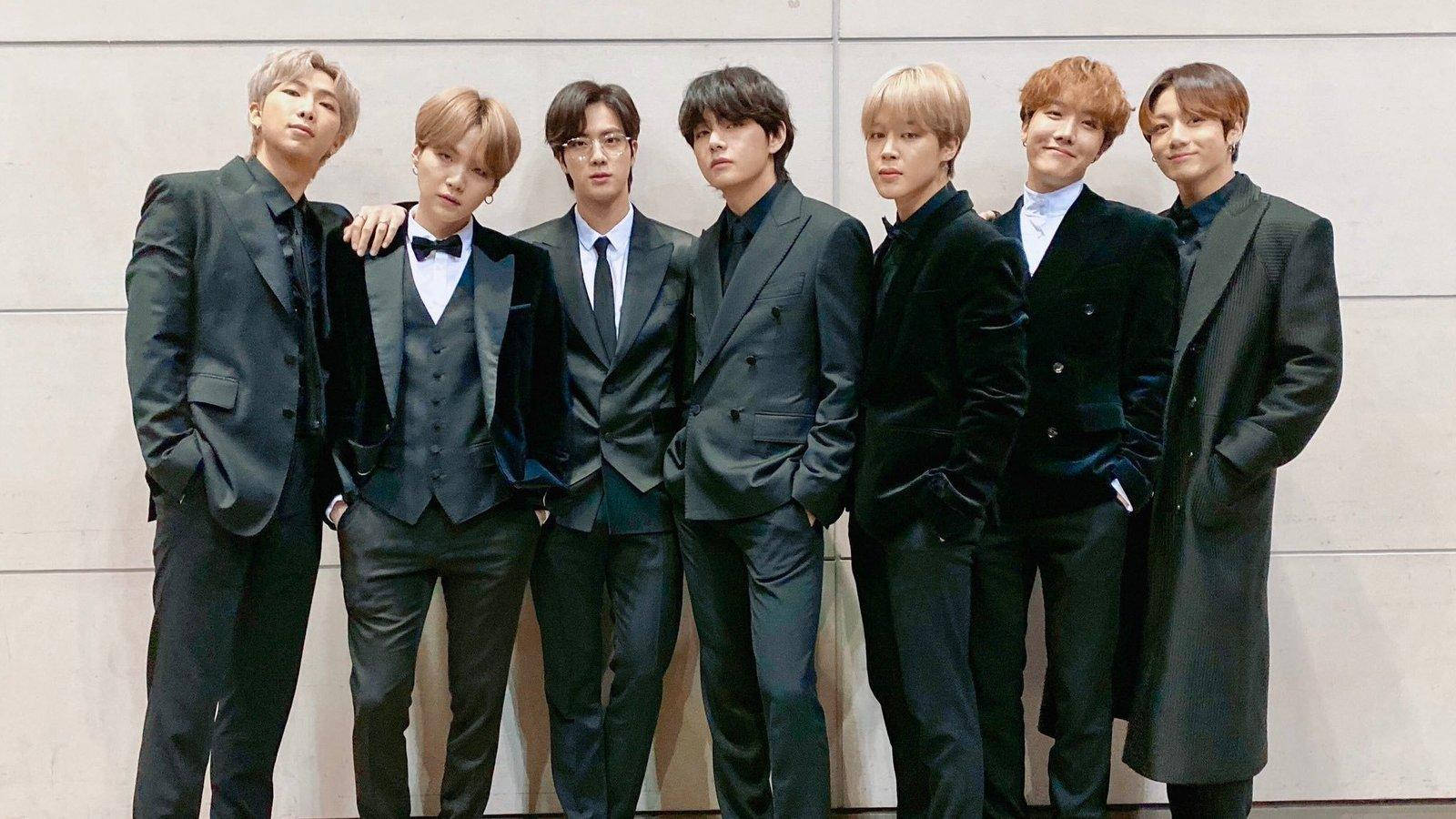 BTS 2020 i svart dress — Bts gruppebilde GIF Bakgrunner