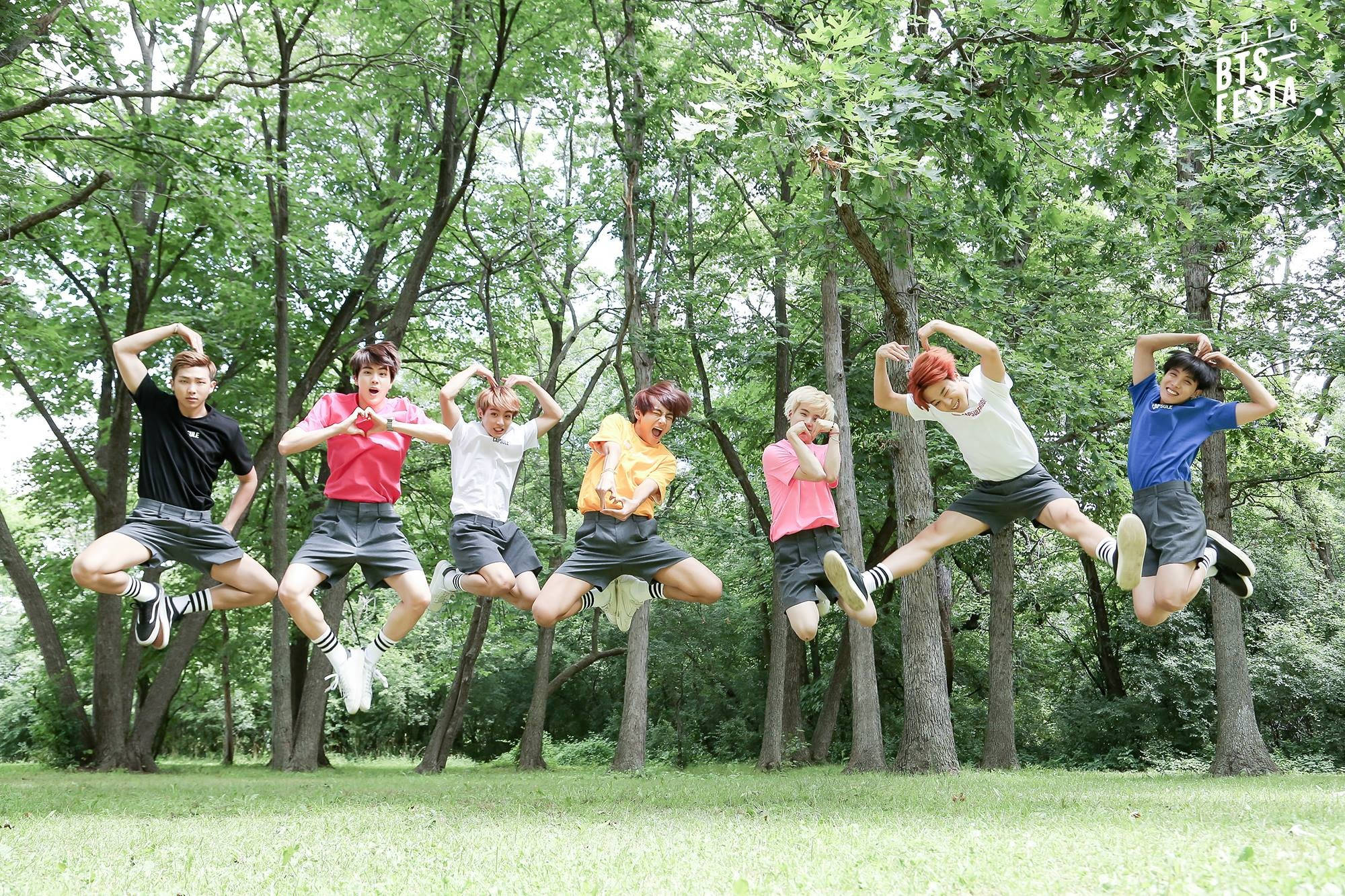 BTS Desktop Jumpshot i Skogen Bakgrunner